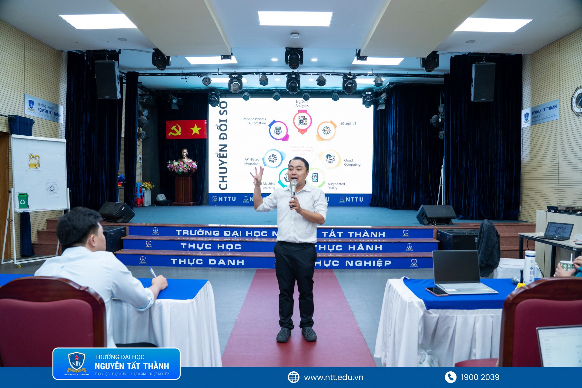 ThS. Nguyễn Tuấn Khoa – Thành viên Hội đồng Tư vấn & Hỗ trợ Khởi nghiệp phía Nam chia sẻ chuyên đề ứng dụng AI vào giảng dạy và thuyết trình các dự án khởi nghiệp.