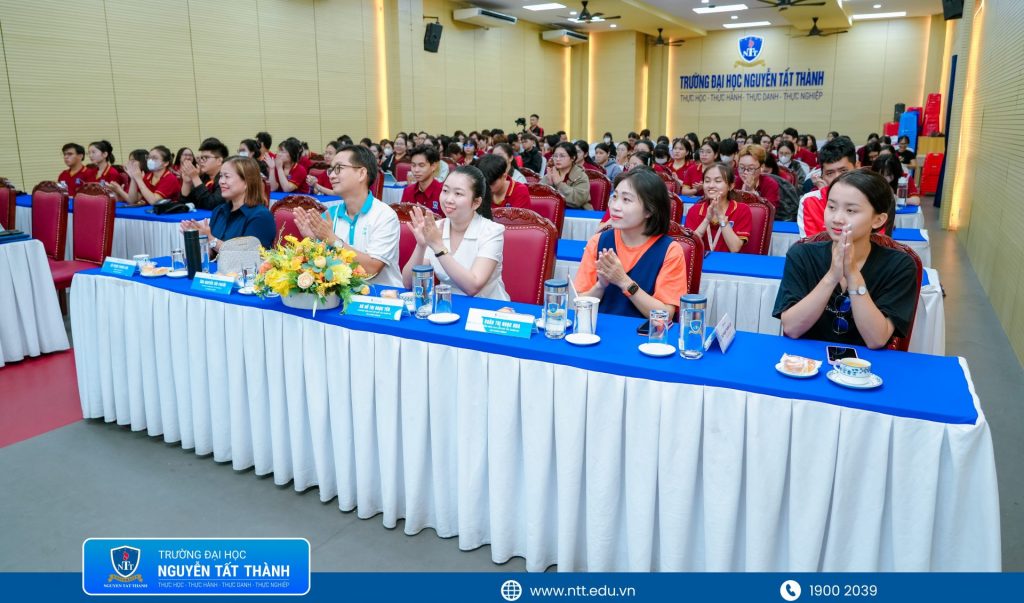 Toàn cảnh