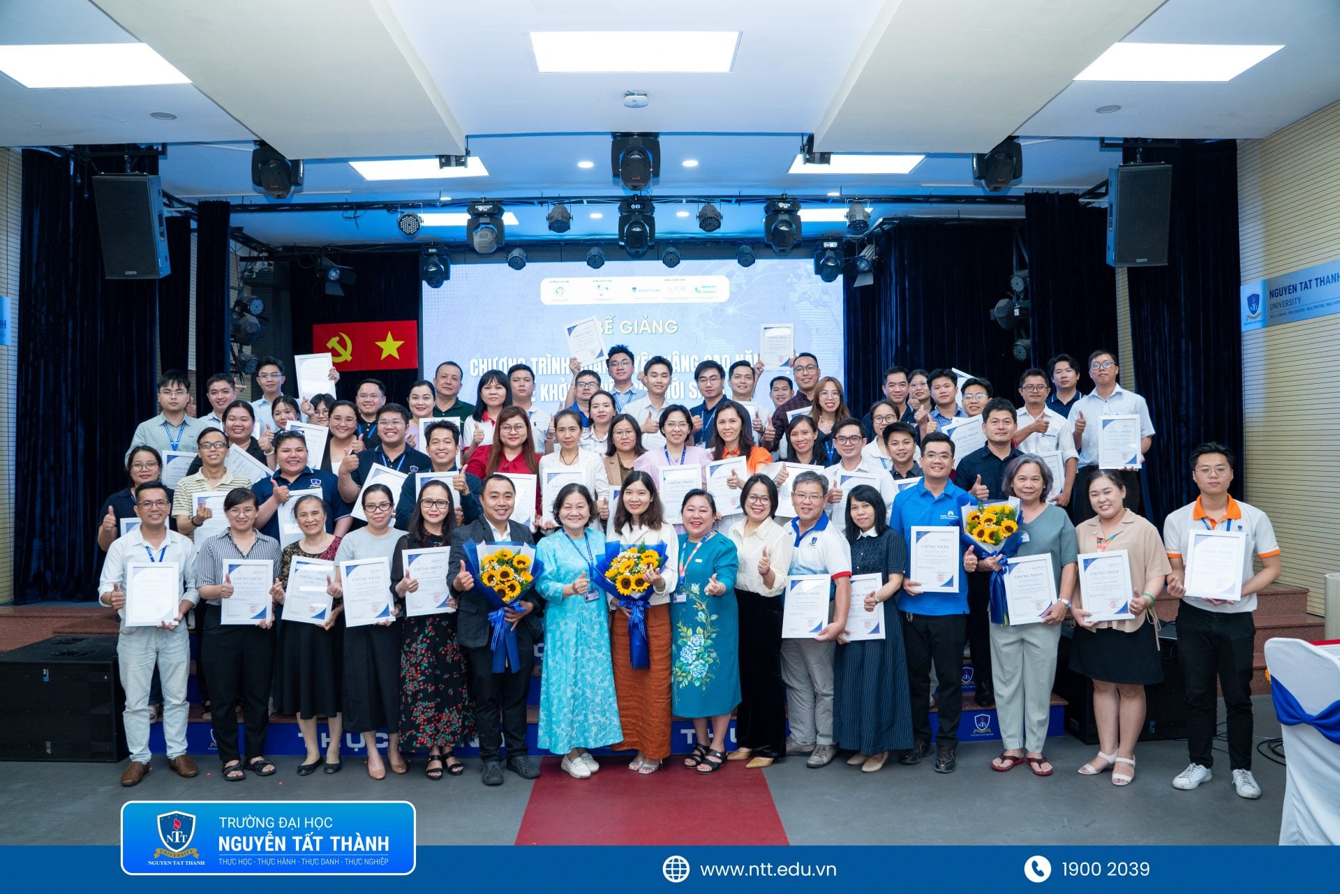 Các học viên hoàn thành chương trình nhận Giấy chứng nhận do Trung tâm Khởi nghiệp Sáng tạo Thành phố Hồ Chí Minh cấp.