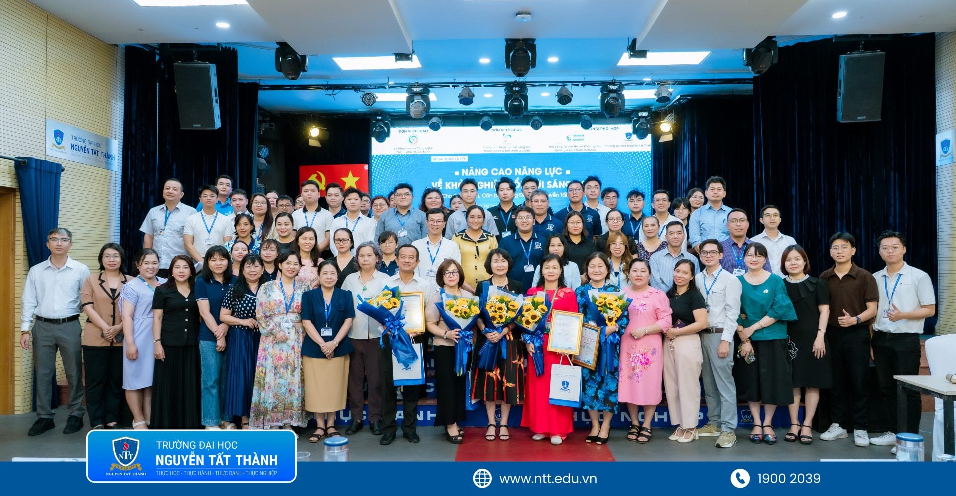 Đại diện các đơn vị phối hợp, chuyên gia và báo cáo viên tham gia Chương trình huấn luyện nâng cao năng lực về khởi nghiệp đổi mới sáng tạo tại NTTU.
