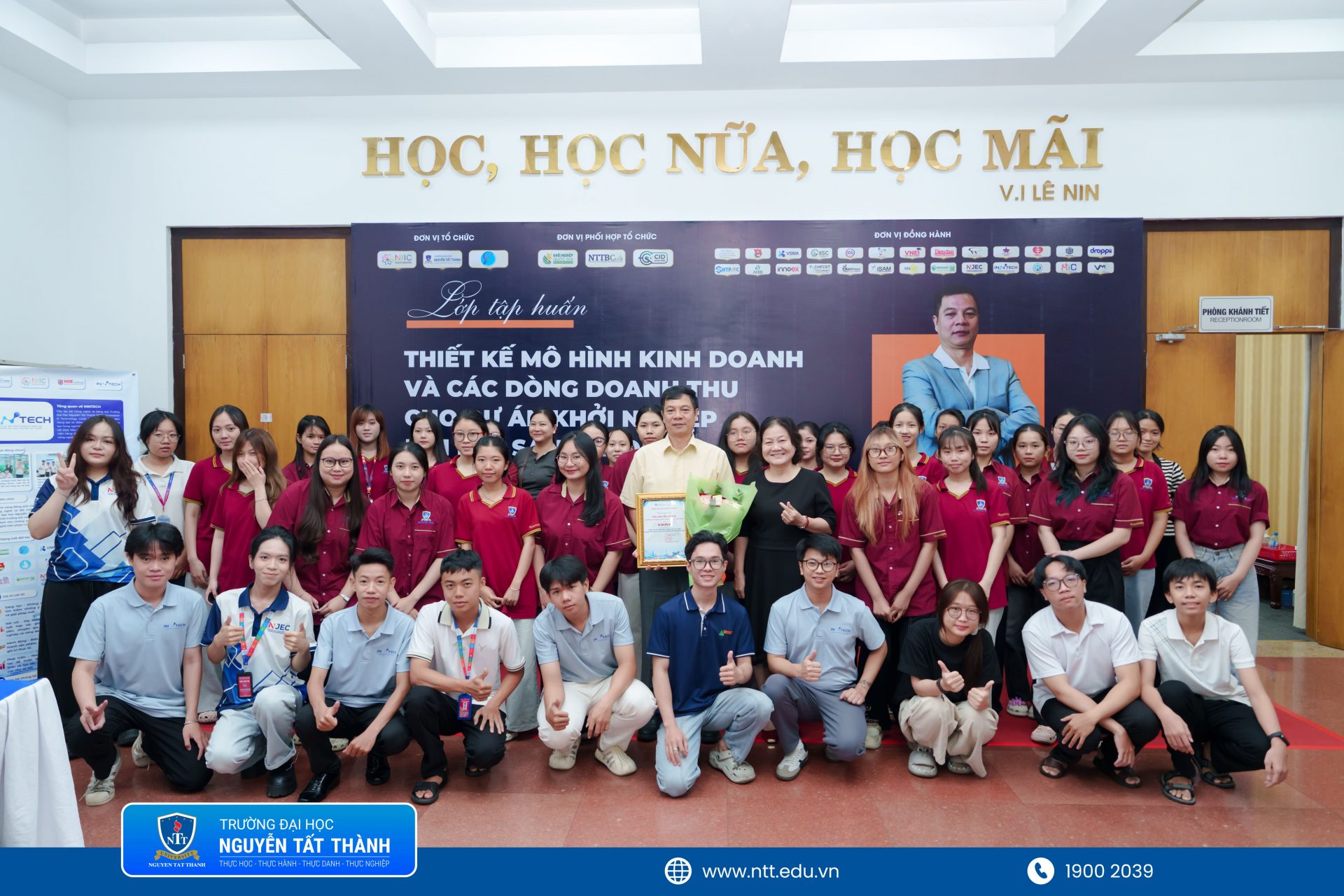 Trường ĐH Nguyễn Tất Thành trang bị kỹ năng thiết kế mô hình kinh doanh cho hơn 60 sinh viên khởi nghiệp