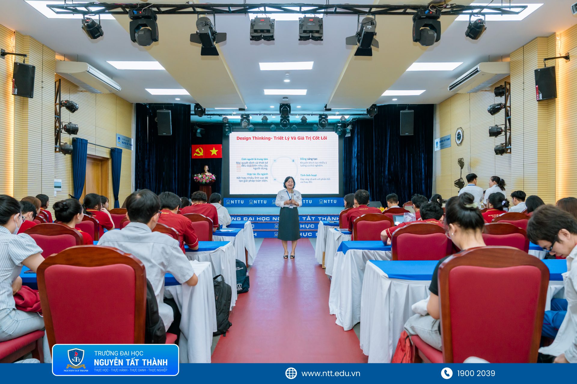 Sinh viên Trường ĐH Nguyễn Tất Thành thực hành tư duy thiết kế trong nghiên cứu nhu cầu khách hàng