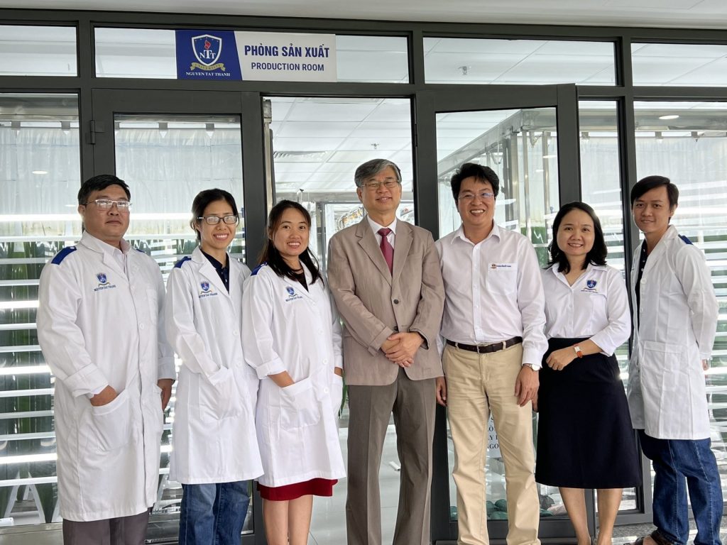 Professor Chang-Hee Hong (center) and Assoc. Prof. Tran Viet Cuong - Deputy Director of the Institute of Hi-Technology, NTTU (next to the right) with the research team.