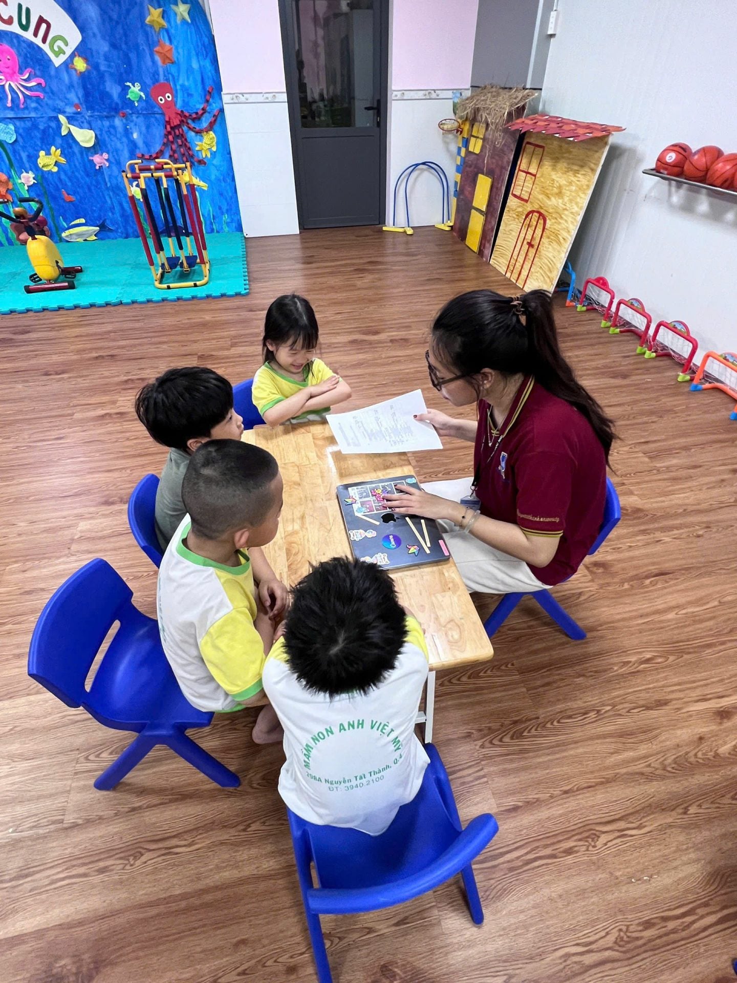 Trẻ mầm non cùng quan sát và thao tác với học liệu số dưới sự hướng dẫn của sinh viên NTTU