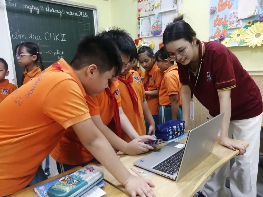 Các hoạt động học tập số được tổ chức theo nhóm, giúp học sinh chủ động tương tác với nội dung bài học và trao đổi cùng bạn bè.