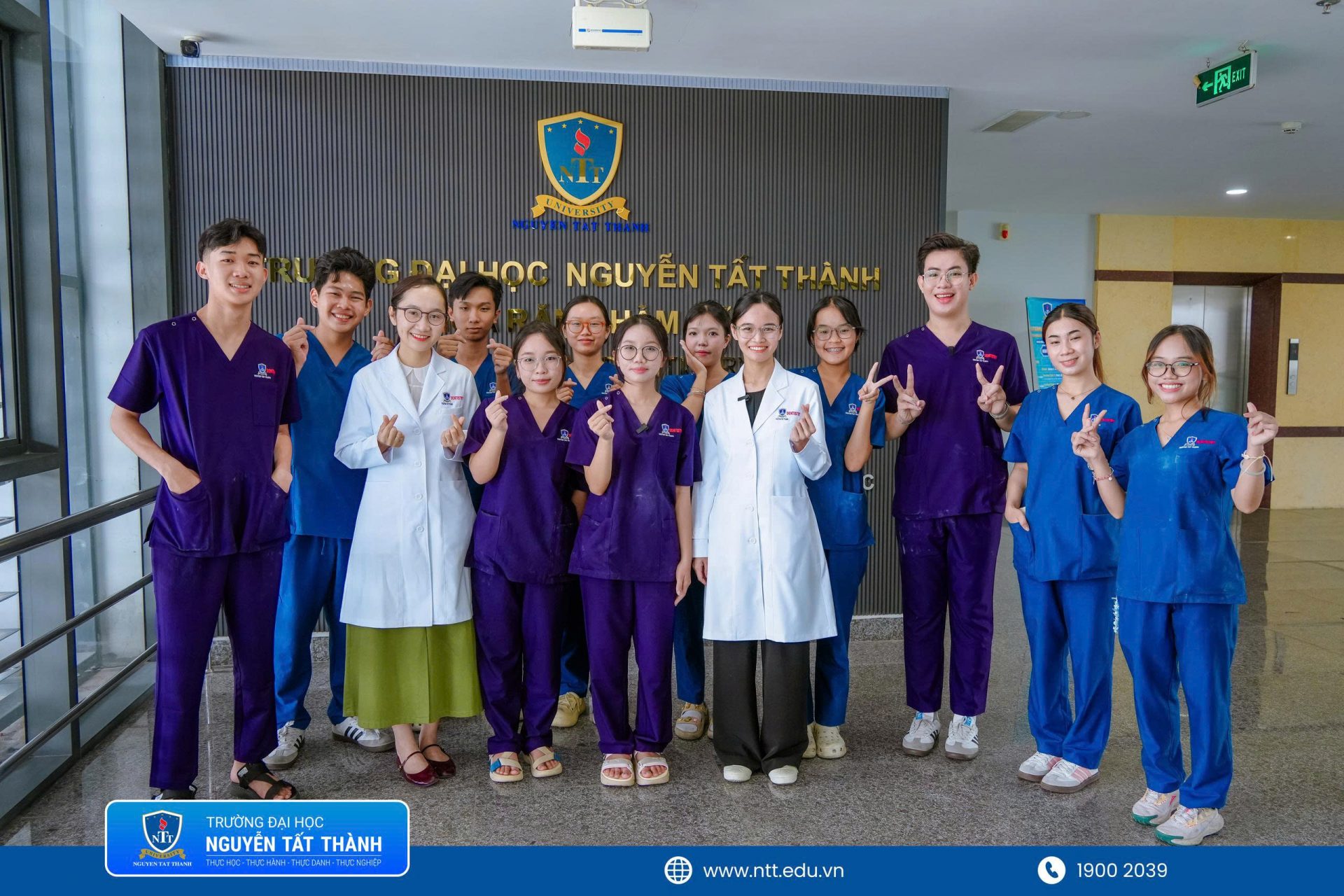Từ những mẫu hàm đầu tiên đến khoảnh khắc lưu niệm sau buổi trải nghiệm, Gia Kiệt, Gia Linh và Bảo Hân có thêm góc nhìn cụ thể về ngành Răng – Hàm – Mặt cũng như môi trường đào tạo tại NTTU.