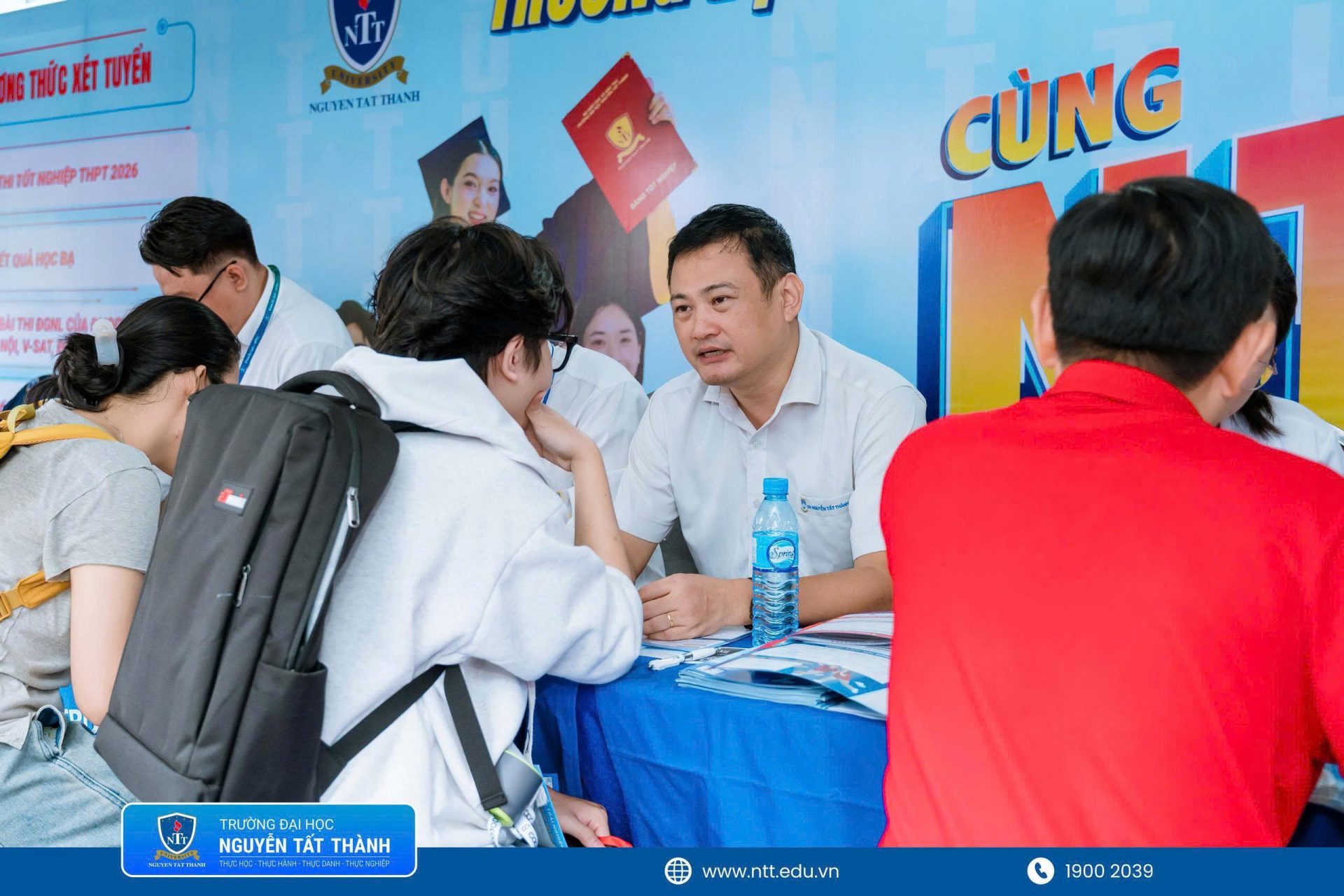 Bên cạnh hoạt động tư vấn trực tiếp, đội ngũ Trường ĐH Nguyễn Tất Thành cũng nhiệt tình đồng hành cùng thí sinh tại Ngày hội tư vấn tuyển sinh, giải đáp thông tin ngành nghề và hướng dẫn xây dựng chiến lược sắp xếp nguyện vọng phù hợp.