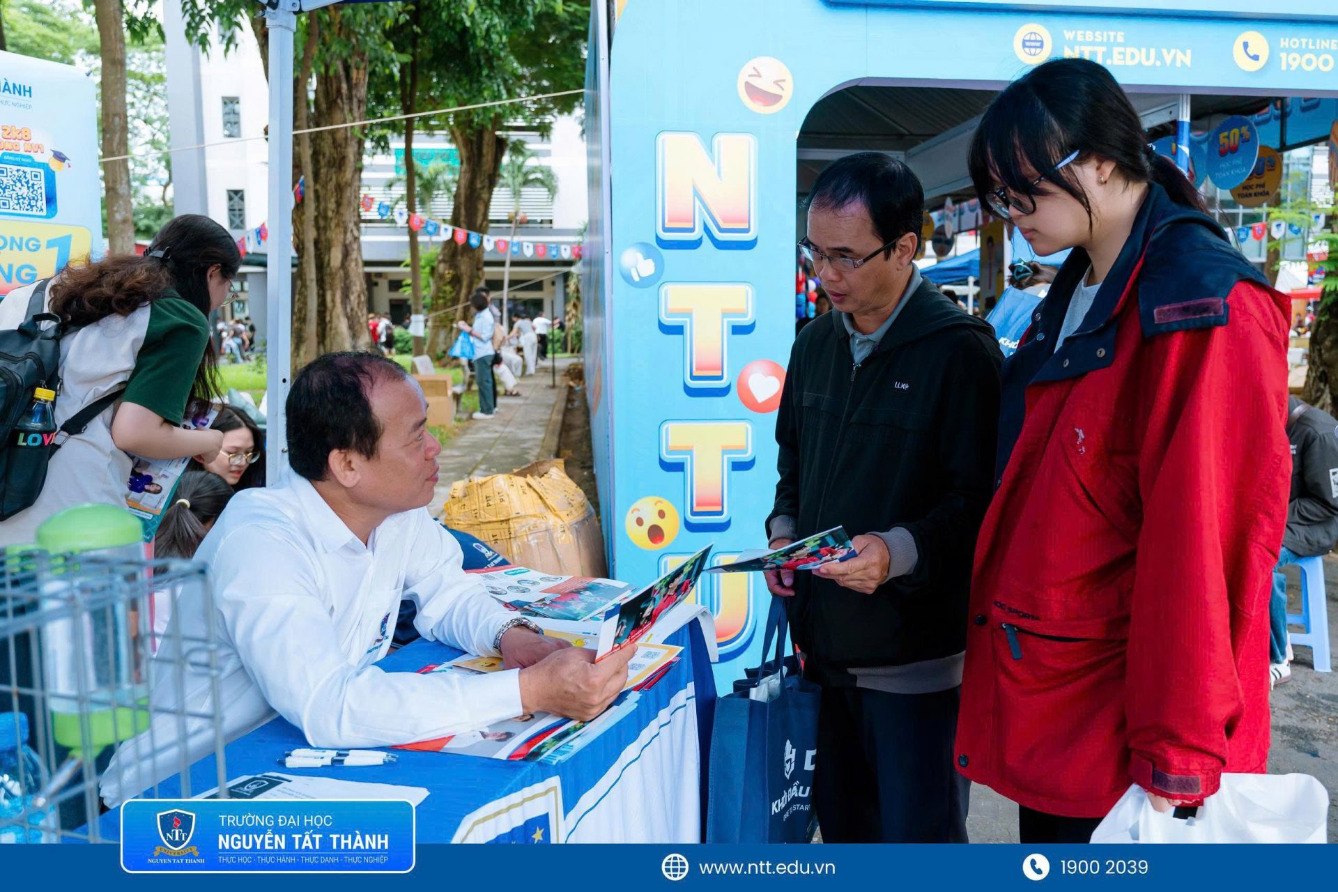 Phụ huynh đồng hành cùng thí sinh tìm hiểu chương trình đào tạo, chính sách học phí, học bổng và cơ hội nghề nghiệp trước khi hoàn thiện nguyện vọng xét tuyển.