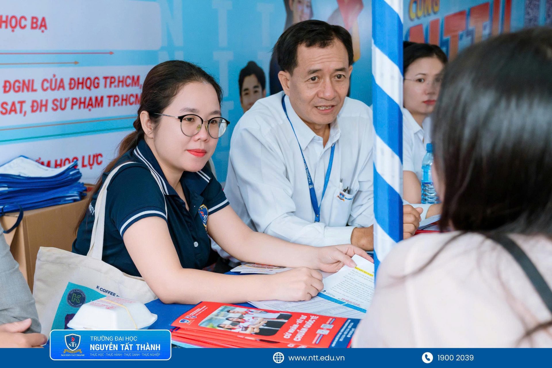 Bên cạnh hoạt động tư vấn trực tiếp, đội ngũ Trường ĐH Nguyễn Tất Thành cũng nhiệt tình đồng hành cùng thí sinh tại Ngày hội tư vấn tuyển sinh, giải đáp thông tin ngành nghề và hướng dẫn xây dựng chiến lược sắp xếp nguyện vọng phù hợp.