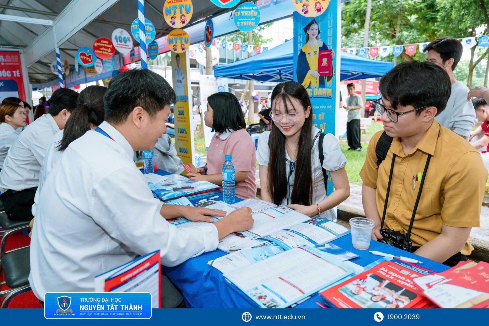Bên cạnh hoạt động tư vấn trực tiếp, đội ngũ Trường ĐH Nguyễn Tất Thành cũng nhiệt tình đồng hành cùng thí sinh tại Ngày hội tư vấn tuyển sinh, giải đáp thông tin ngành nghề và hướng dẫn xây dựng chiến lược sắp xếp nguyện vọng phù hợp.