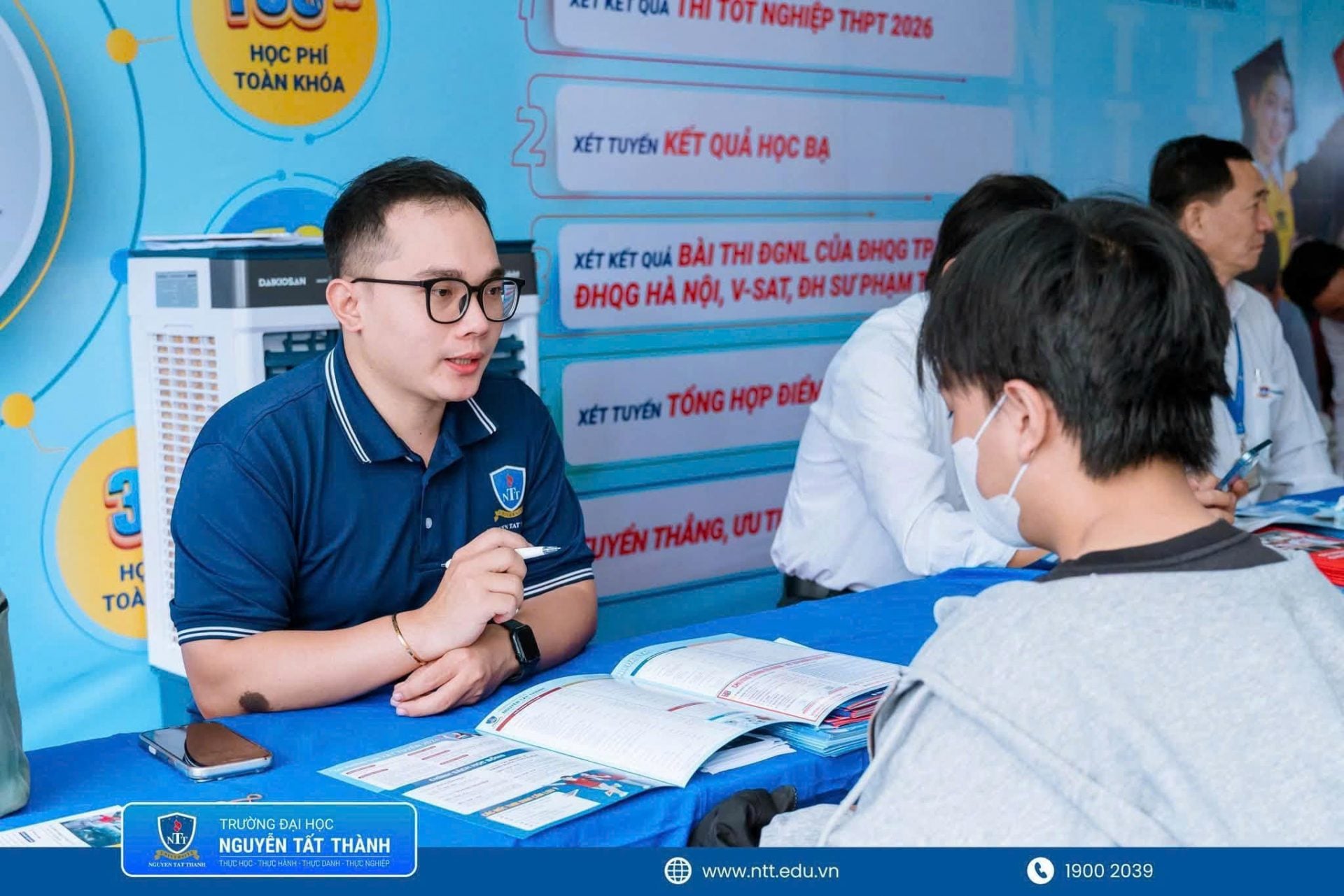Bên cạnh hoạt động tư vấn trực tiếp, đội ngũ Trường ĐH Nguyễn Tất Thành cũng nhiệt tình đồng hành cùng thí sinh tại Ngày hội tư vấn tuyển sinh, giải đáp thông tin ngành nghề và hướng dẫn xây dựng chiến lược sắp xếp nguyện vọng phù hợp.