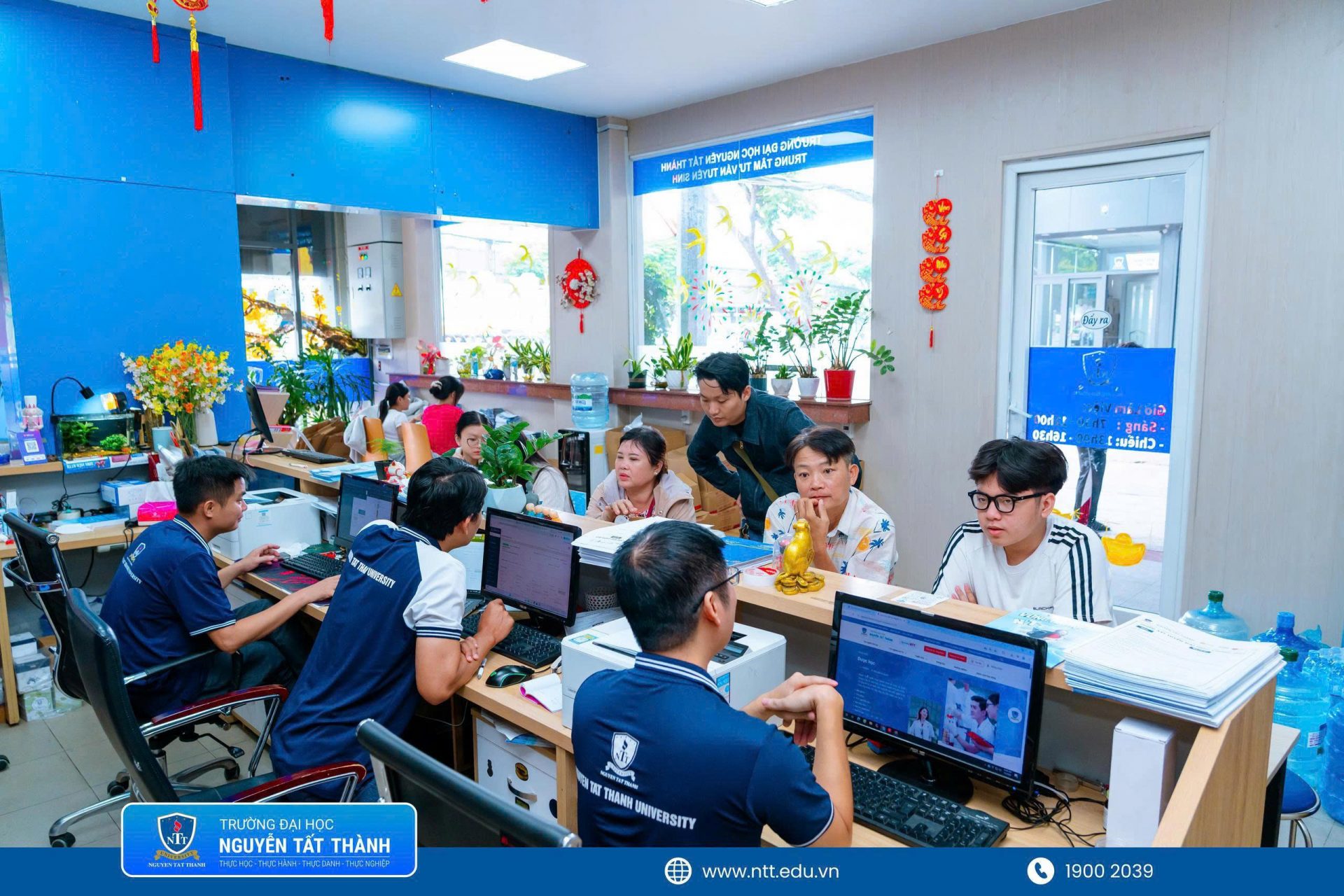 Không khí tư vấn sôi nổi tại NTTU trong những ngày thí sinh cả nước đăng ký, điều chỉnh nguyện vọng xét tuyển đại học năm 2026.