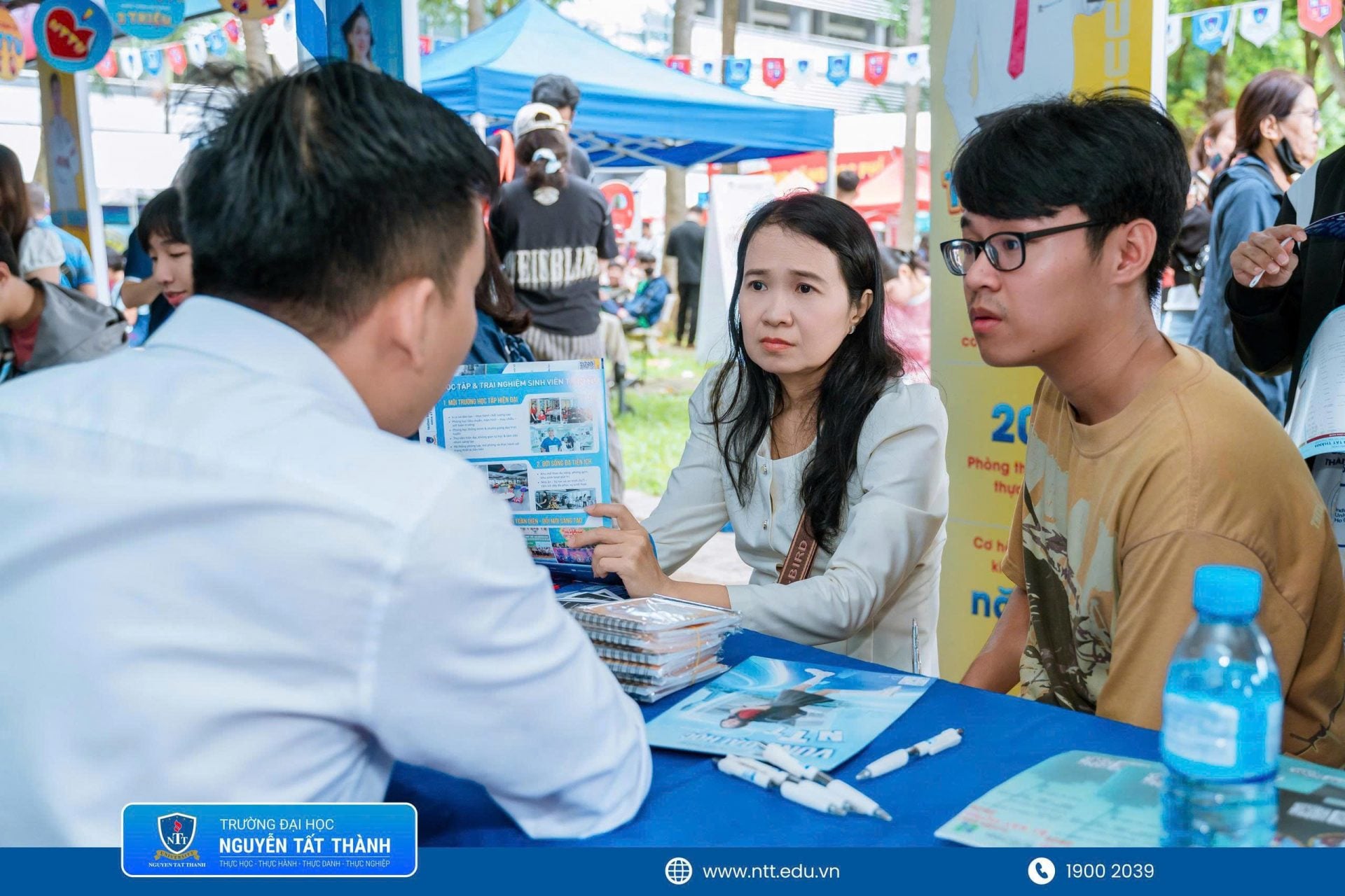Phụ huynh đồng hành cùng thí sinh tìm hiểu chương trình đào tạo, chính sách học phí, học bổng và cơ hội nghề nghiệp trước khi hoàn thiện nguyện vọng xét tuyển.