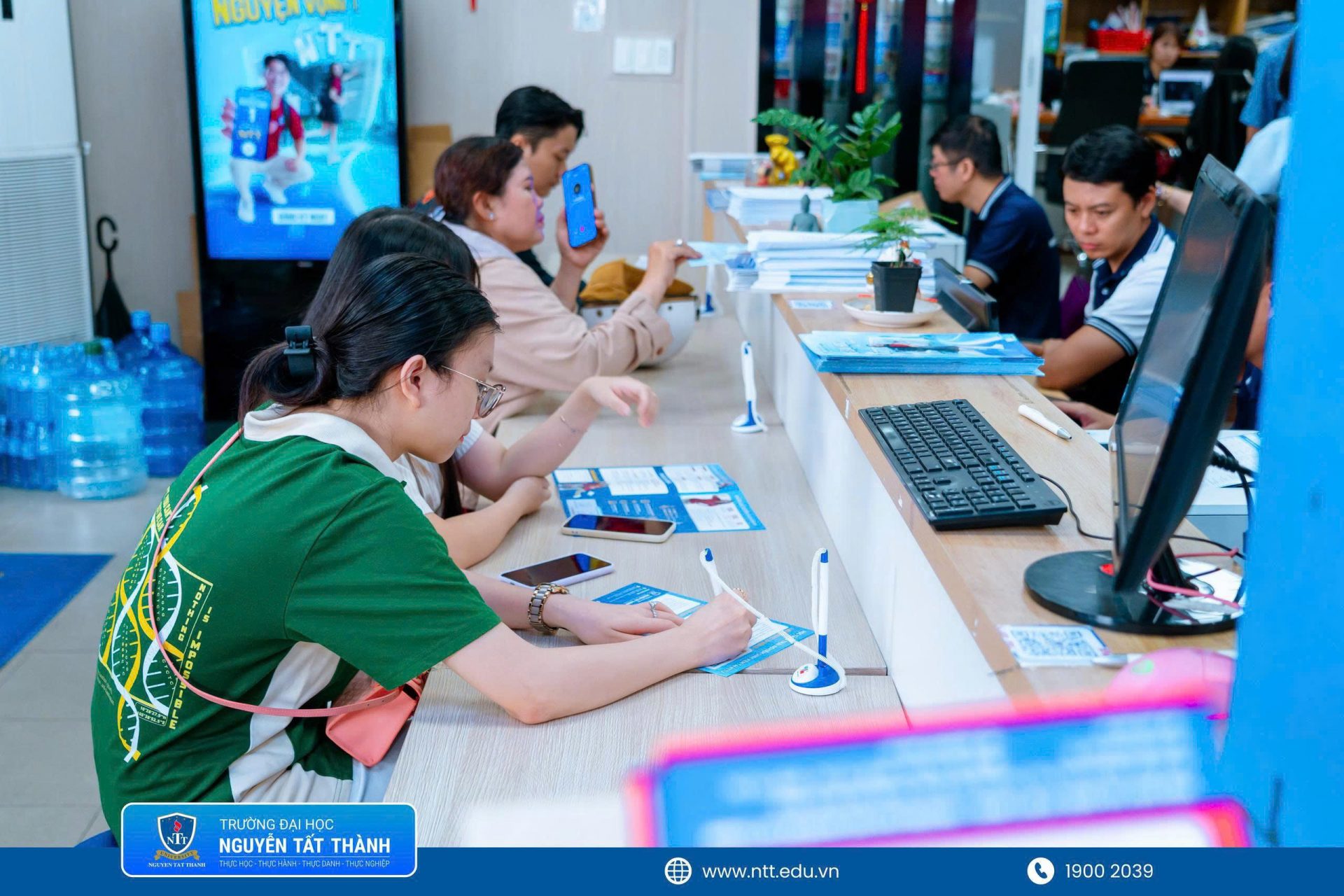 Phụ huynh cùng con trao đổi về chương trình đào tạo, môi trường học tập và kế hoạch tài chính cho hành trình đại học.