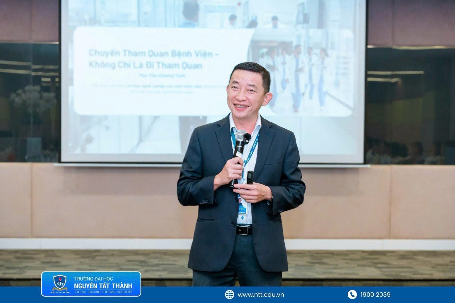 Đại diện Bệnh viện Quốc tế Mỹ giới thiệu với sinh viên NTTU về mô hình tổ chức, môi trường làm việc và quy trình phối hợp giữa các bộ phận trong quá trình tiếp nhận, khám và chăm sóc người bệnh.