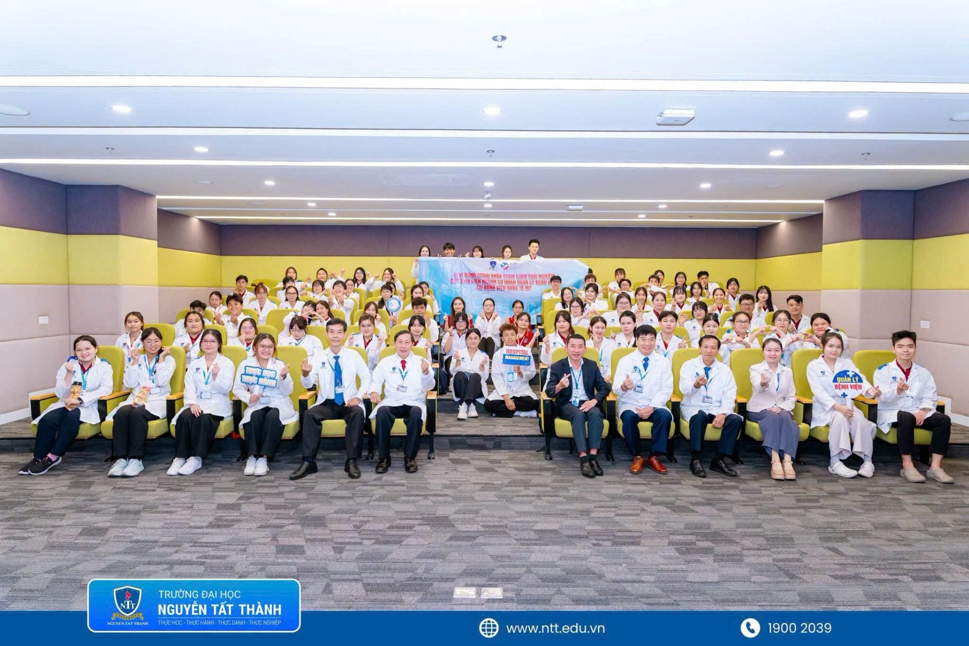 Thông qua hoạt động kết nối với Bệnh viện Quốc tế Mỹ và các đơn vị trong lĩnh vực y tế, Trường Đại học Nguyễn Tất Thành mở rộng không gian học tập thực tế, giúp sinh viên ngành Quản lý bệnh viện tiếp cận sớm môi trường nghề nghiệp và yêu cầu vận hành tại các cơ sở y tế.