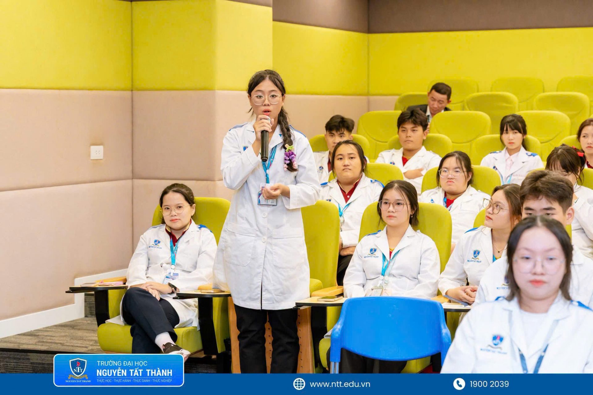 Sinh viên ngành Quản lý bệnh viện NTTU trực tiếp trao đổi, đặt câu hỏi và được đại diện Bệnh viện Quốc tế Mỹ giải đáp những nội dung liên quan đến quy trình vận hành, môi trường làm việc và yêu cầu nghề nghiệp trong lĩnh vực y tế.
