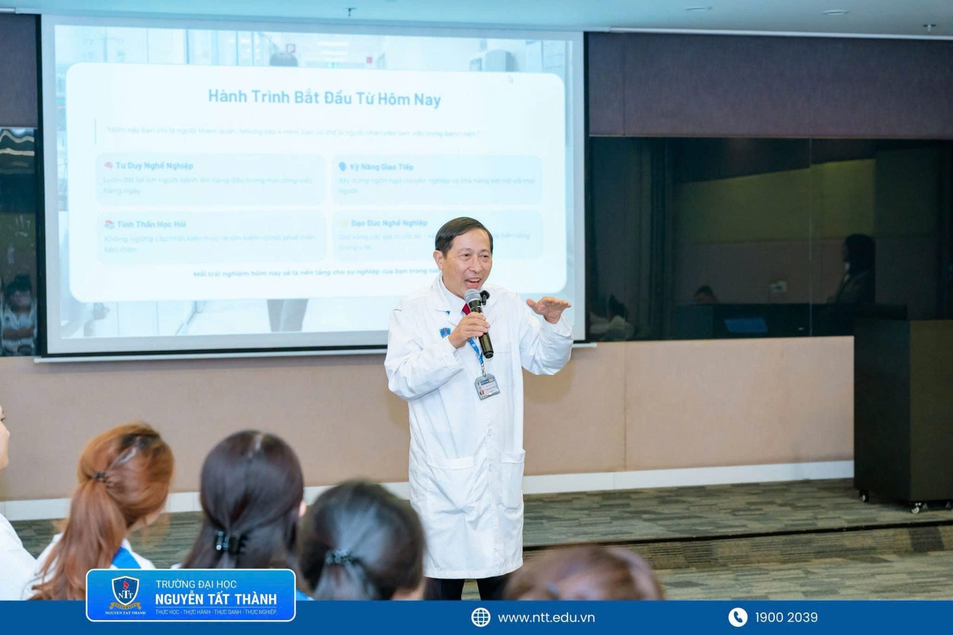 GS.TS. Nguyễn Văn Tập – Trưởng khoa Quản lý Y tế, Trường Đại học Nguyễn Tất Thành chia sẻ về định hướng đào tạo gắn với thực tiễn, giúp sinh viên sớm tiếp cận môi trường bệnh viện và từng bước hình thành tư duy quản trị, tác phong nghề nghiệp.