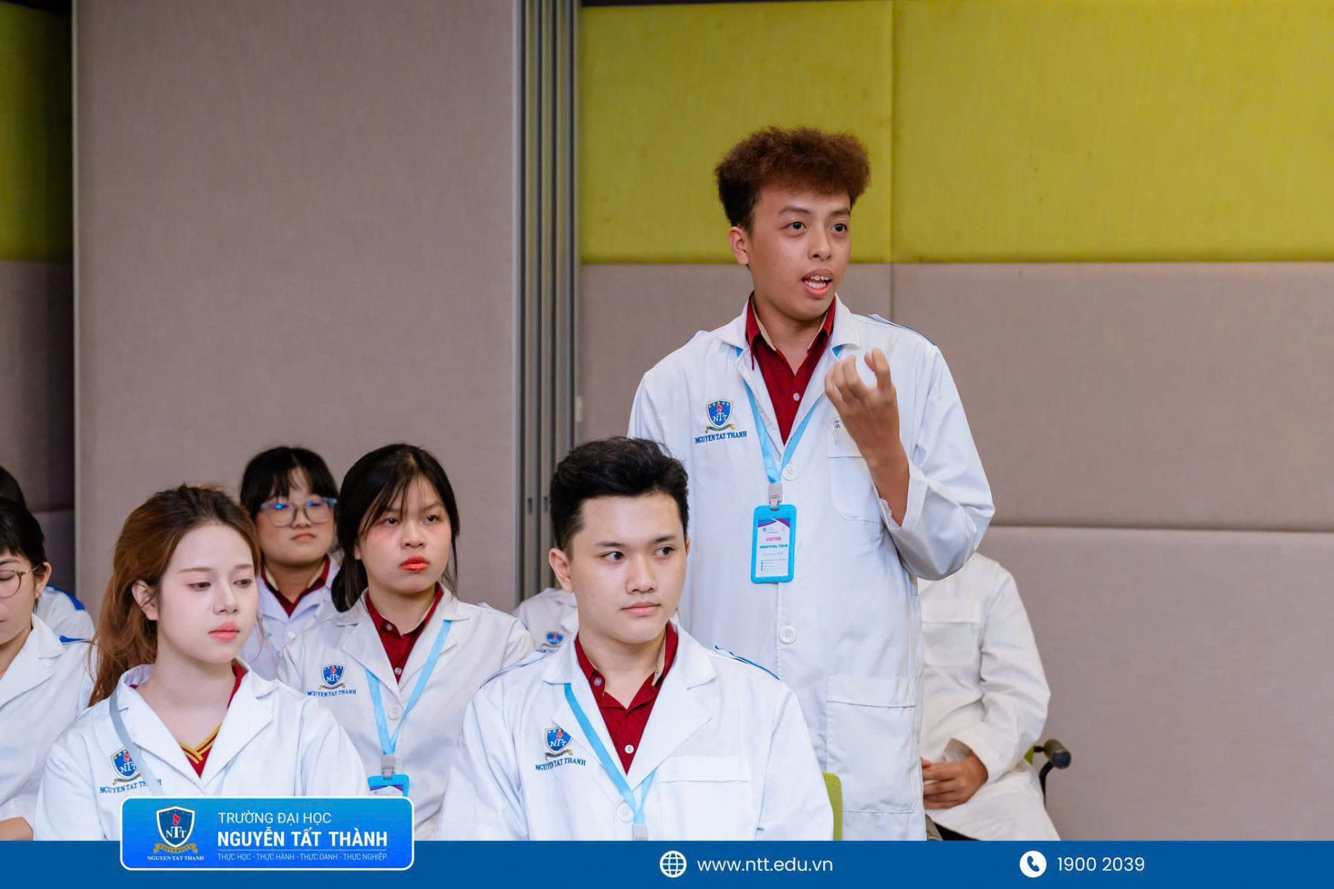 Sinh viên ngành Quản lý bệnh viện NTTU trực tiếp trao đổi, đặt câu hỏi và được đại diện Bệnh viện Quốc tế Mỹ giải đáp những nội dung liên quan đến quy trình vận hành, môi trường làm việc và yêu cầu nghề nghiệp trong lĩnh vực y tế.