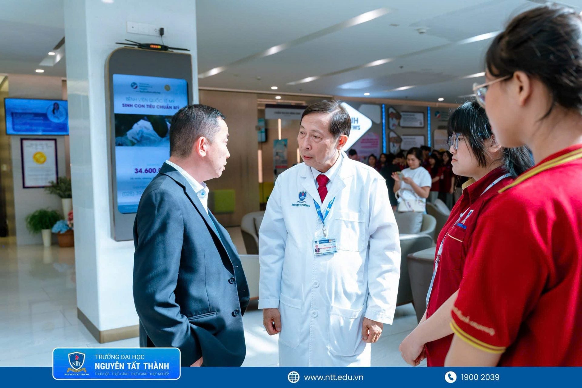 Thông qua hoạt động kết nối với Bệnh viện Quốc tế Mỹ và các đơn vị trong lĩnh vực y tế, Trường Đại học Nguyễn Tất Thành mở rộng không gian học tập thực tế, giúp sinh viên ngành Quản lý bệnh viện tiếp cận sớm môi trường nghề nghiệp và yêu cầu vận hành tại các cơ sở y tế.