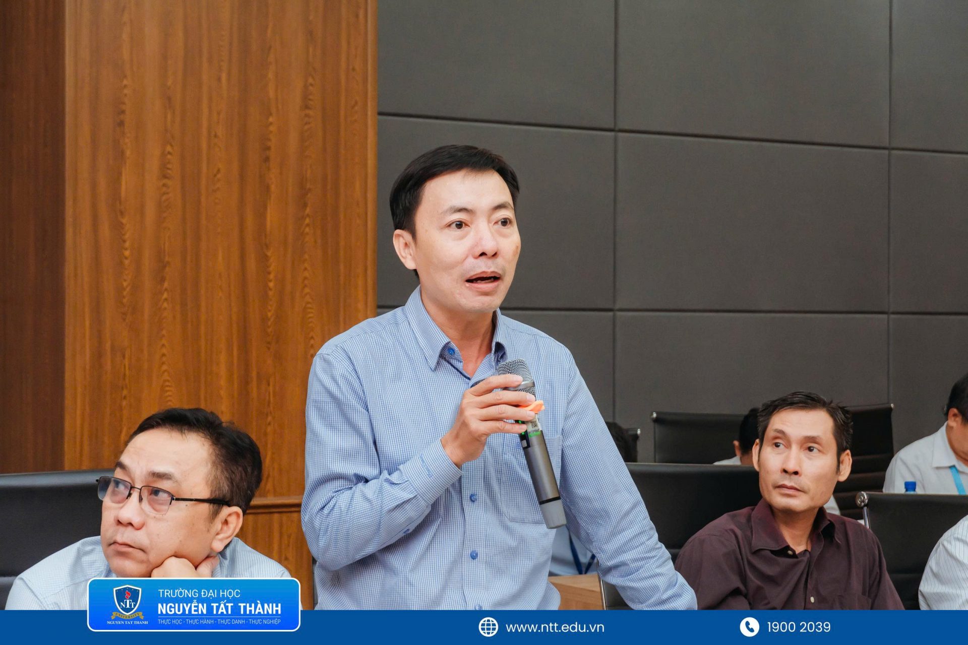 Các chuyên gia và đại diện doanh nghiệp trao đổi về chuẩn đầu ra, cấu trúc chương trình, năng lực nghiên cứu và khả năng ứng dụng công nghệ của người học sau khi tốt nghiệp.
