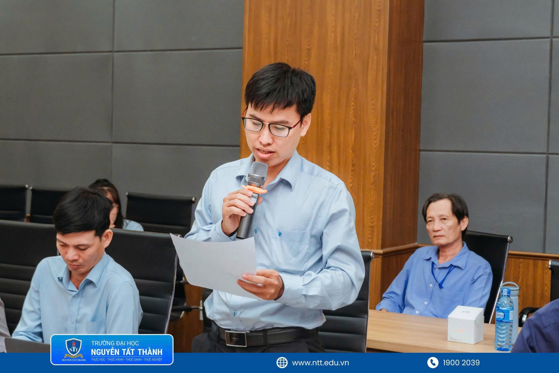 Các chuyên gia và đại diện doanh nghiệp trao đổi về chuẩn đầu ra, cấu trúc chương trình, năng lực nghiên cứu và khả năng ứng dụng công nghệ của người học sau khi tốt nghiệp.