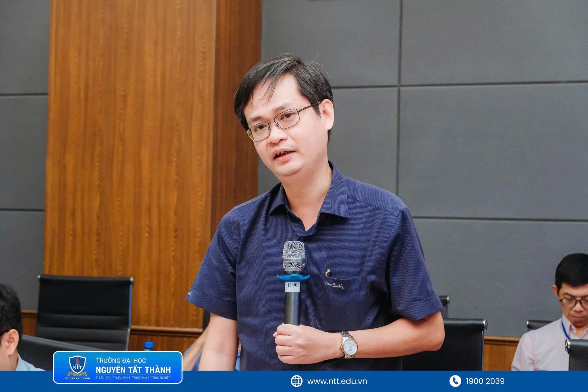 Các chuyên gia và đại diện doanh nghiệp trao đổi về chuẩn đầu ra, cấu trúc chương trình, năng lực nghiên cứu và khả năng ứng dụng công nghệ của người học sau khi tốt nghiệp.