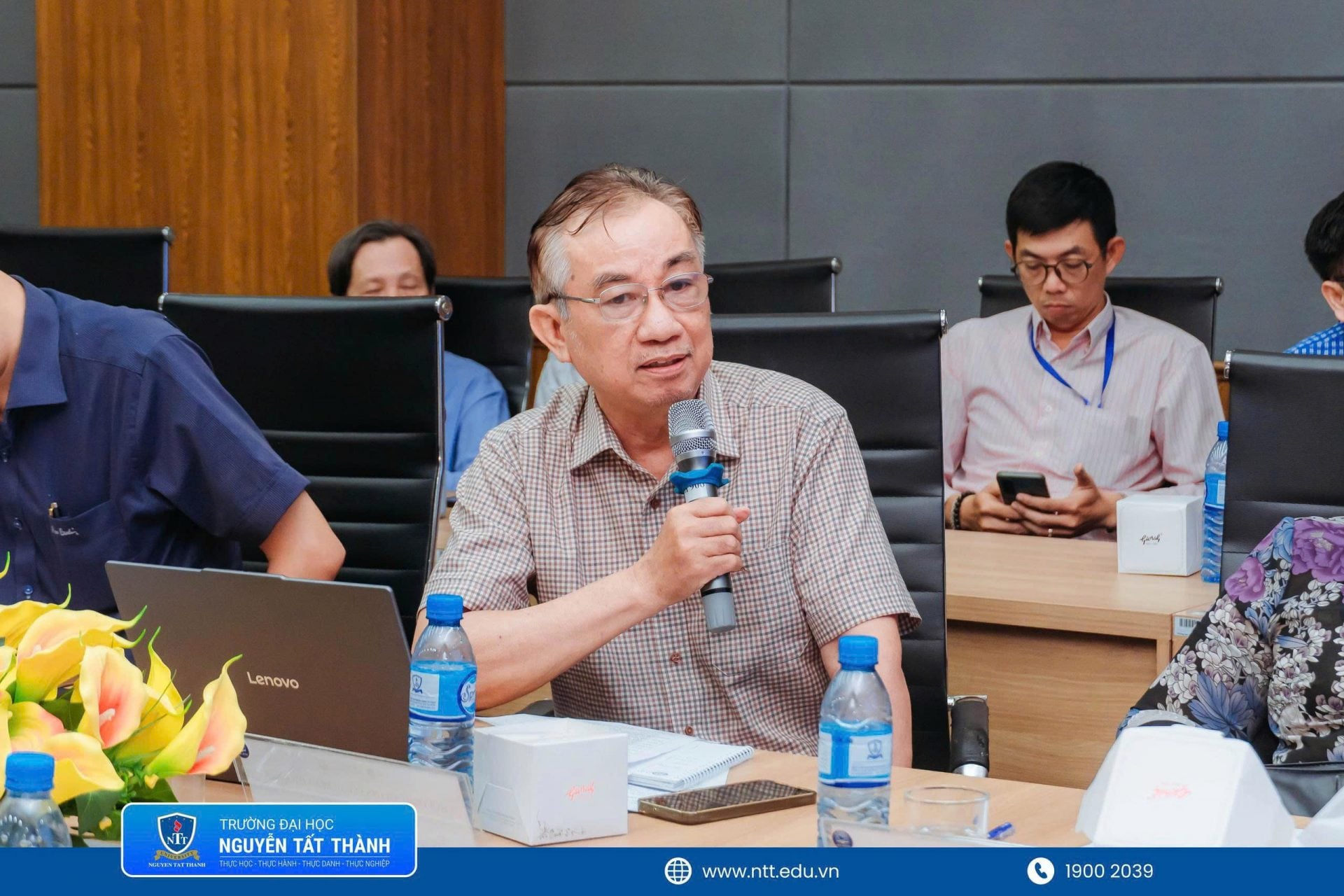 Các chuyên gia và đại diện doanh nghiệp trao đổi về chuẩn đầu ra, cấu trúc chương trình, năng lực nghiên cứu và khả năng ứng dụng công nghệ của người học sau khi tốt nghiệp.