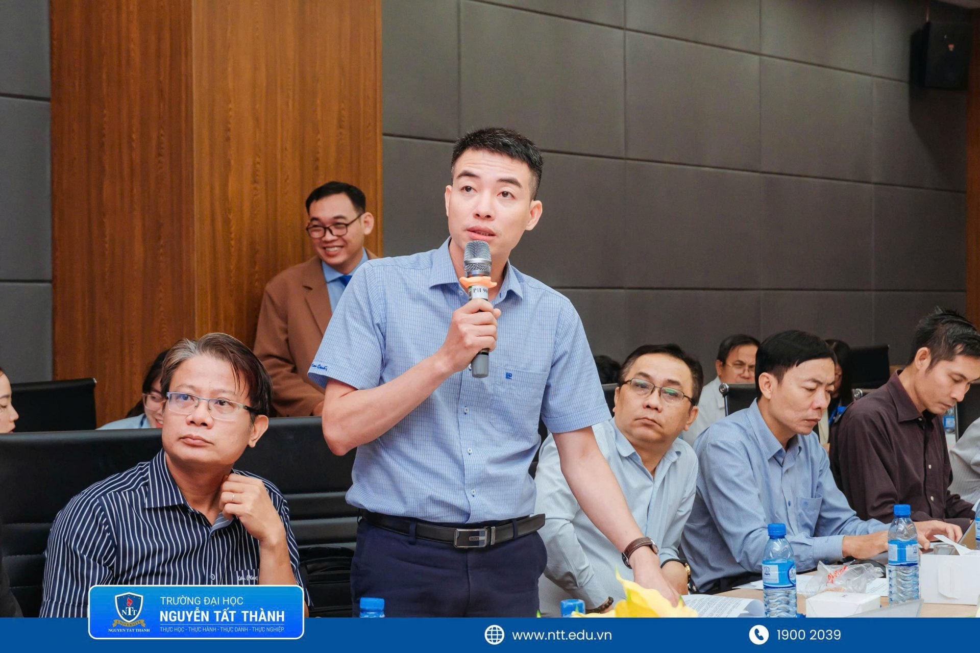 Các chuyên gia và đại diện doanh nghiệp trao đổi về chuẩn đầu ra, cấu trúc chương trình, năng lực nghiên cứu và khả năng ứng dụng công nghệ của người học sau khi tốt nghiệp.