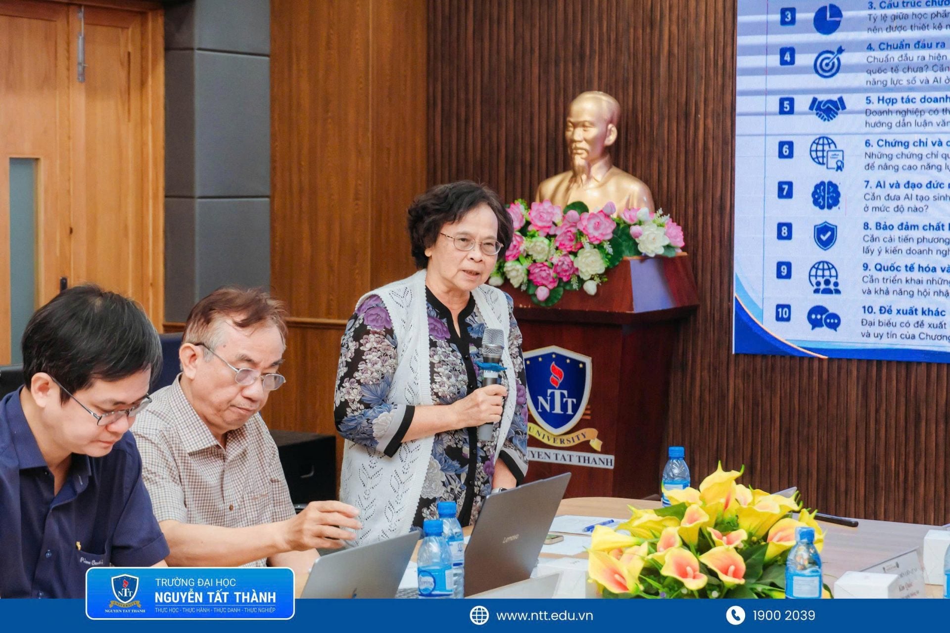 Các chuyên gia và đại diện doanh nghiệp trao đổi về chuẩn đầu ra, cấu trúc chương trình, năng lực nghiên cứu và khả năng ứng dụng công nghệ của người học sau khi tốt nghiệp.