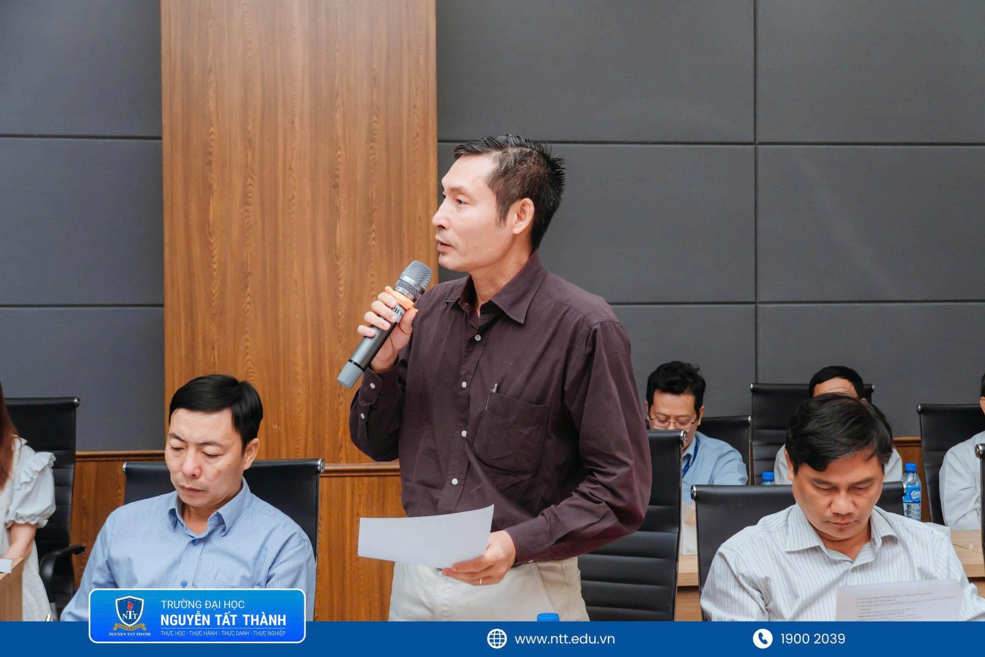Các chuyên gia và đại diện doanh nghiệp trao đổi về chuẩn đầu ra, cấu trúc chương trình, năng lực nghiên cứu và khả năng ứng dụng công nghệ của người học sau khi tốt nghiệp.