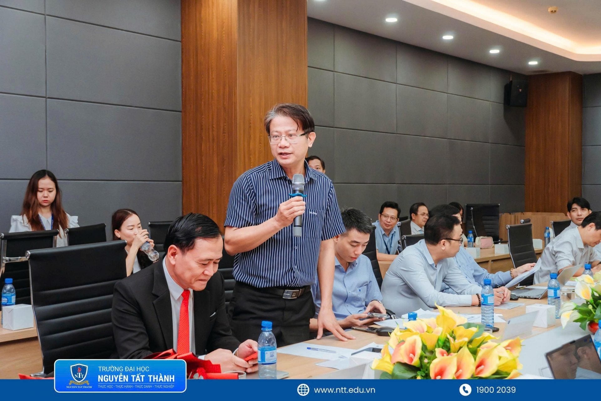 Các chuyên gia và đại diện doanh nghiệp trao đổi về chuẩn đầu ra, cấu trúc chương trình, năng lực nghiên cứu và khả năng ứng dụng công nghệ của người học sau khi tốt nghiệp.