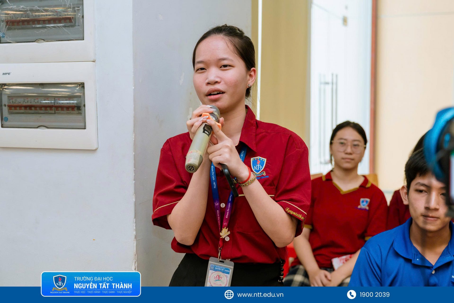 Sinh viên trực tiếp đặt câu hỏi và trao đổi cùng các GSA Trainer, qua đó được giải đáp những vướng mắc trong quá trình khai thác Gemini phục vụ học tập, nghiên cứu và công việc.