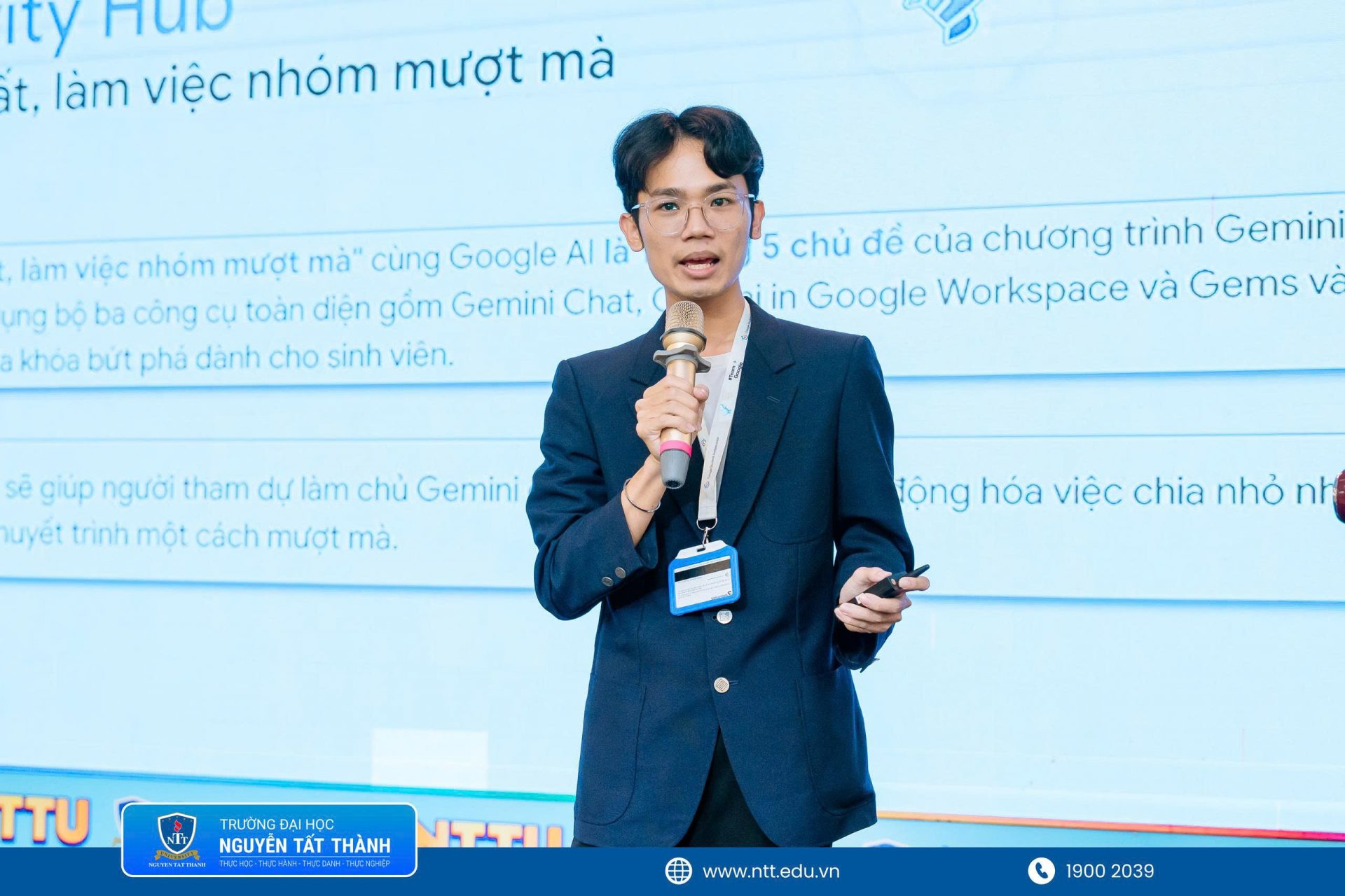 Hai GSA Trainer Bùi Thu Trang và Huỳnh Văn Mến hướng dẫn sinh viên khai thác Deep Research, Canvas, Google Workspace và Gems để tìm kiếm, tổ chức thông tin và ứng dụng Gemini vào học tập, nghiên cứu, công việc.