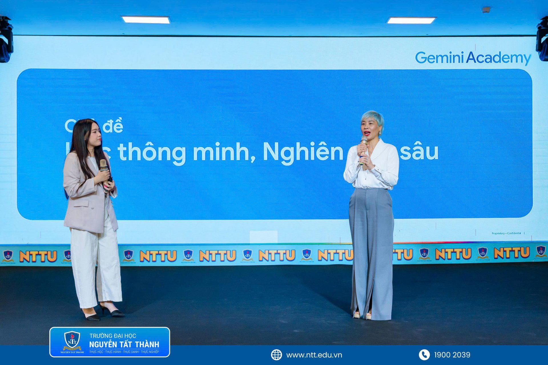 Đại sứ sinh viên Google Bùi Thu Trang hướng dẫn sinh viên sử dụng Deep Research để tìm kiếm, tổng hợp và đối chiếu thông tin từ nhiều nguồn.