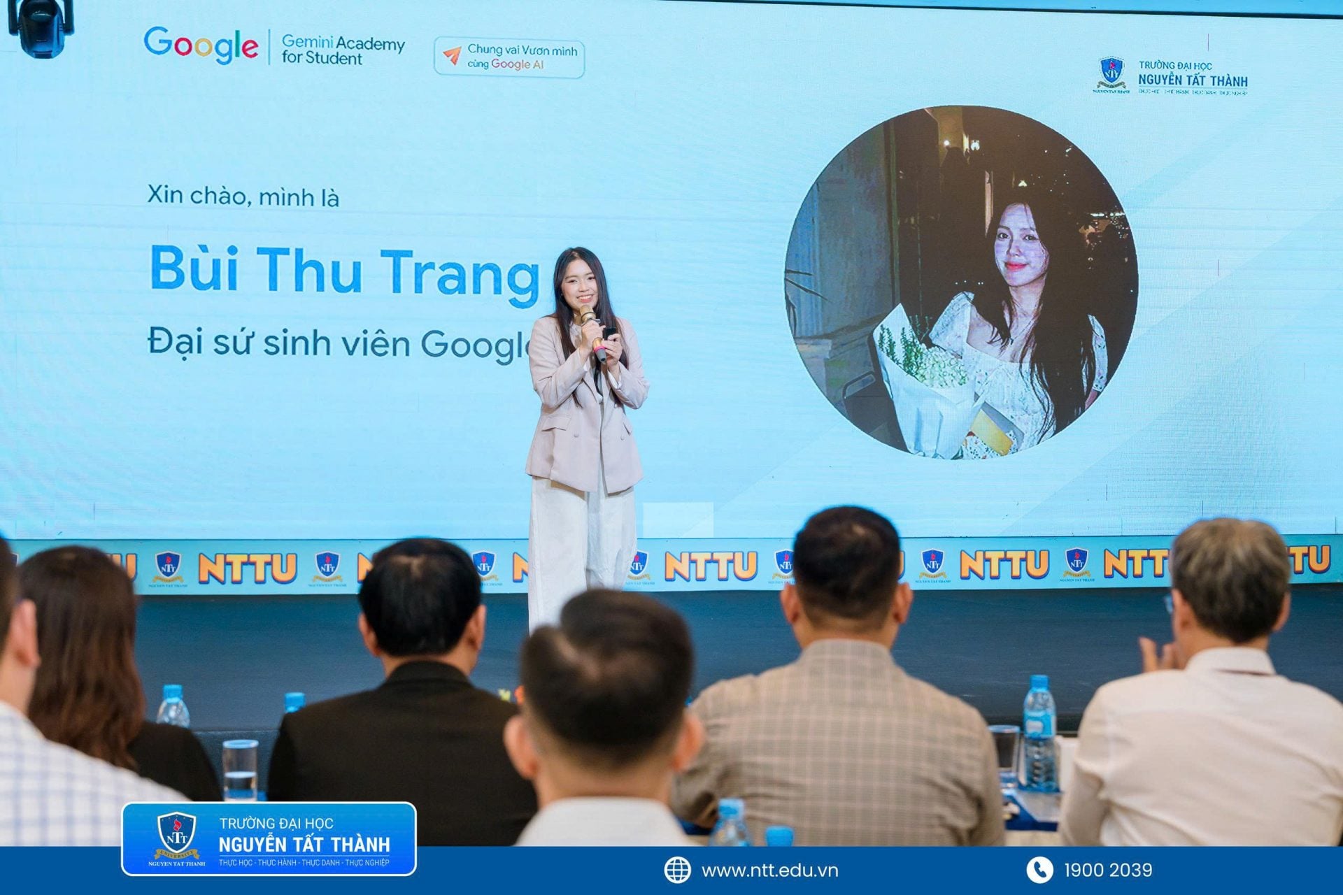 Đại sứ sinh viên Google Bùi Thu Trang hướng dẫn sinh viên sử dụng Deep Research để tìm kiếm, tổng hợp và đối chiếu thông tin từ nhiều nguồn.