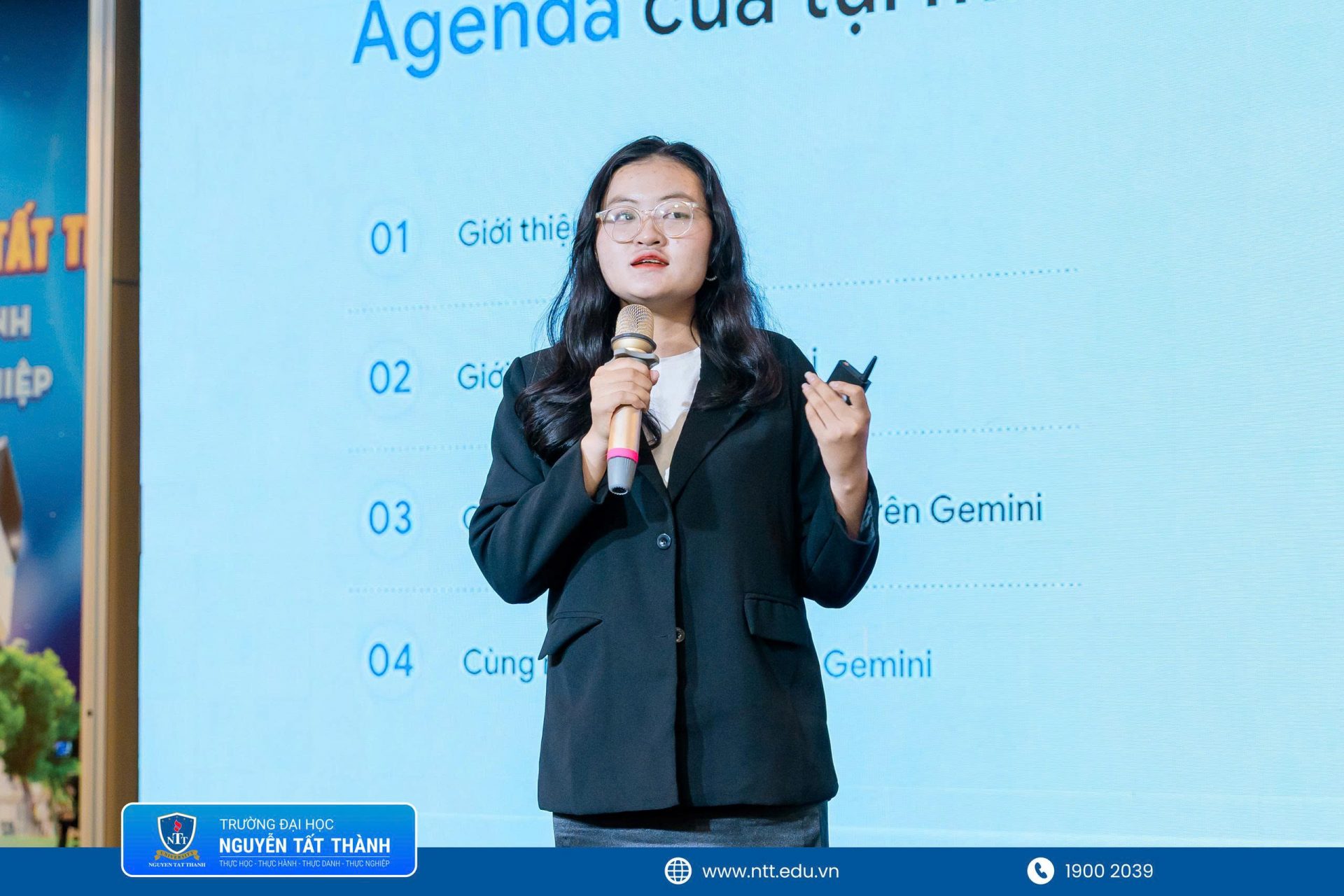 Đại sứ sinh viên Google Võ Ngọc Tường Vy, sinh viên NTTU, hướng dẫn người học nhận diện sự hiện diện của AI trong đời sống và cách thiết kế câu lệnh theo mục tiêu cụ thể