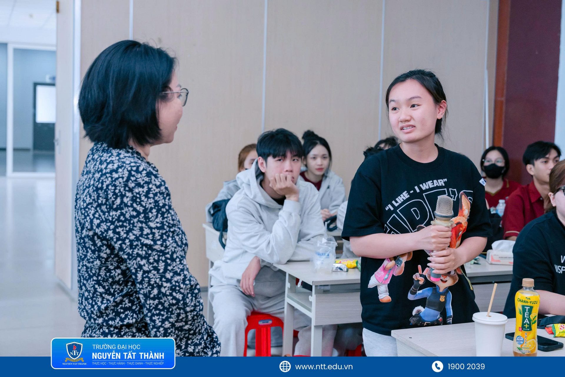 Students exchanged ideas, asked questions, and received answers from the guest speakers regarding procurement operations and real-world corporate situations.