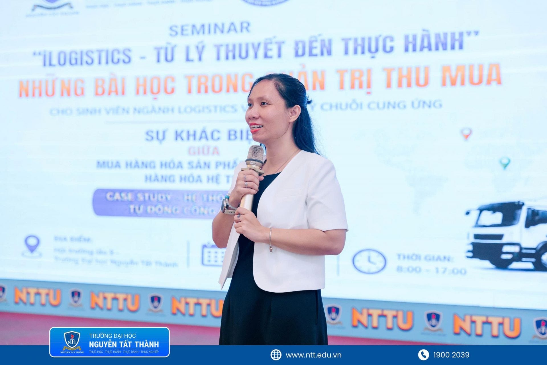 **Dr. Tran Hoang Cam Tu and M.Sc. Nguyen Ngoc Hoang Son, Faculty of Business Administration at NTTU, discussing with students about specialized content and real-world requirements in Logistics and Supply Chain Management.**