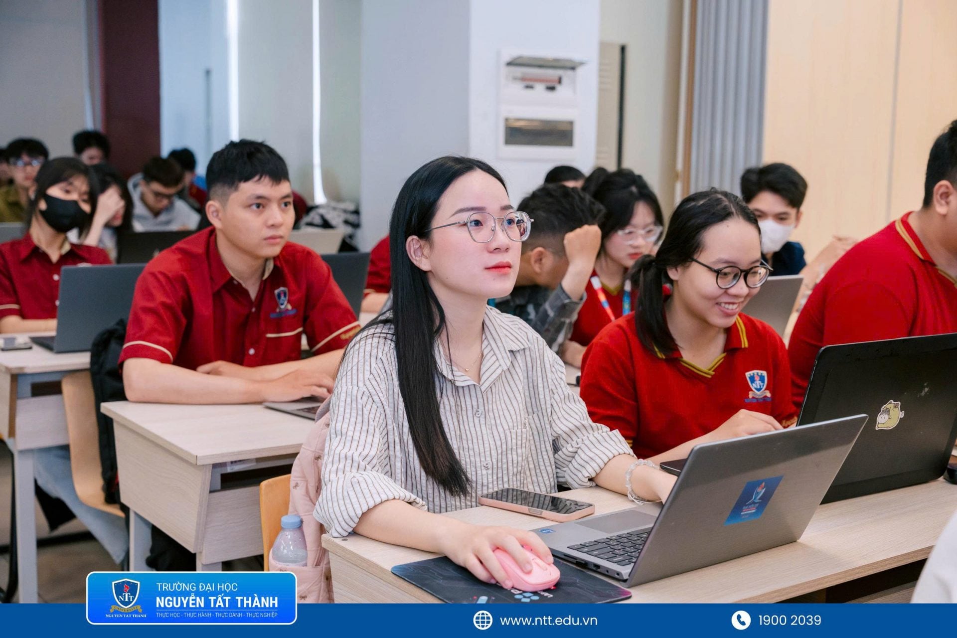 Sinh viên Logistics NTTU học Quản trị Thu mua từ thực tiễn