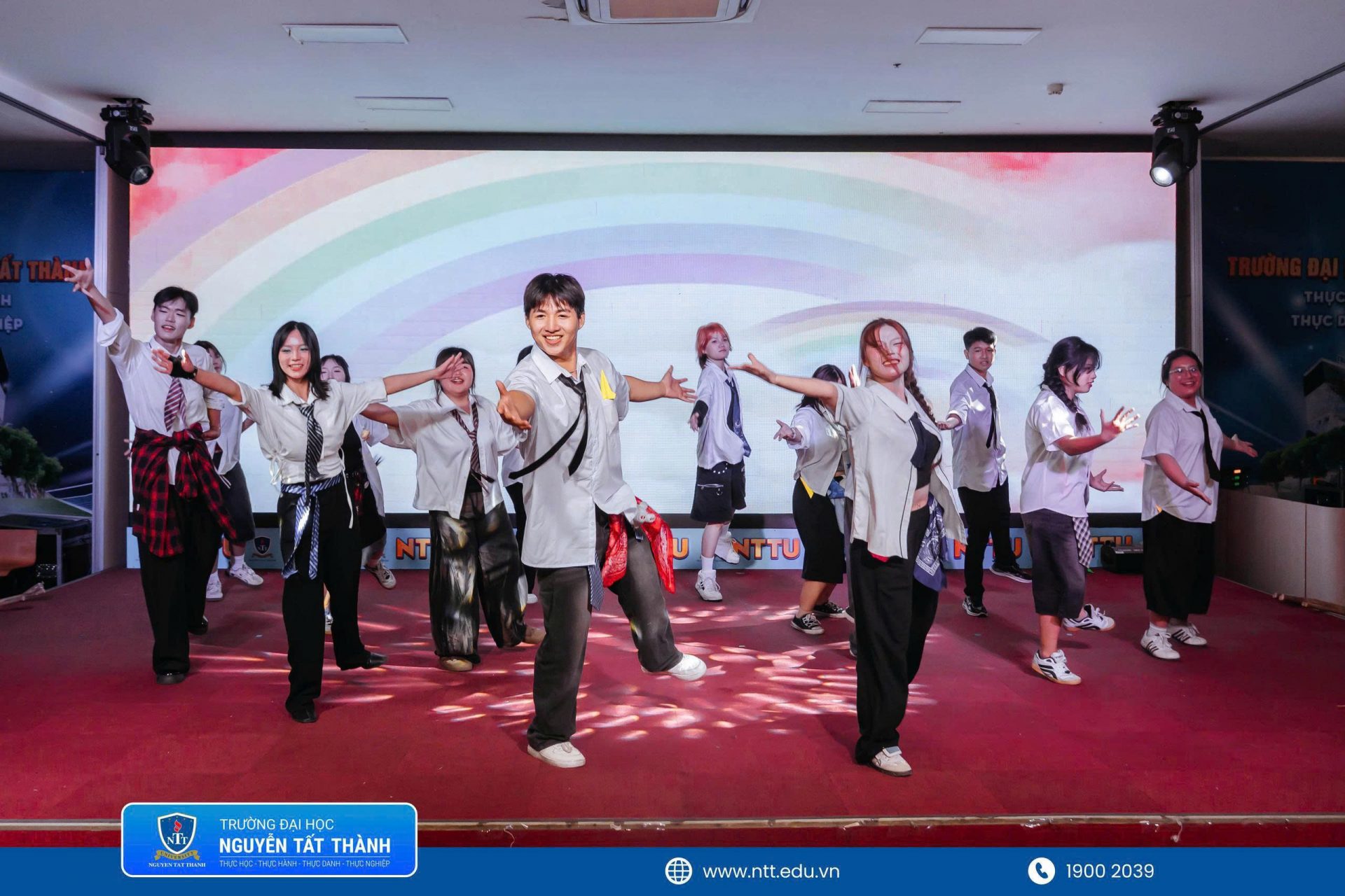 Ba giải Nhất ở các hạng mục gọi tên “Non Nước Hữu Tình” của Nguyễn Ngọc Đan Thuỳ và Trần Thu Phương (ca hát), “Hơn Cả Giấc Mơ” của BC CREW (biểu diễn vũ đạo) và “TRO NỞ MẦM” của nhóm sinh viên K24, K25 ngành Thiết kế Nội thất (Thời trang & Sản phẩm sáng tạo).