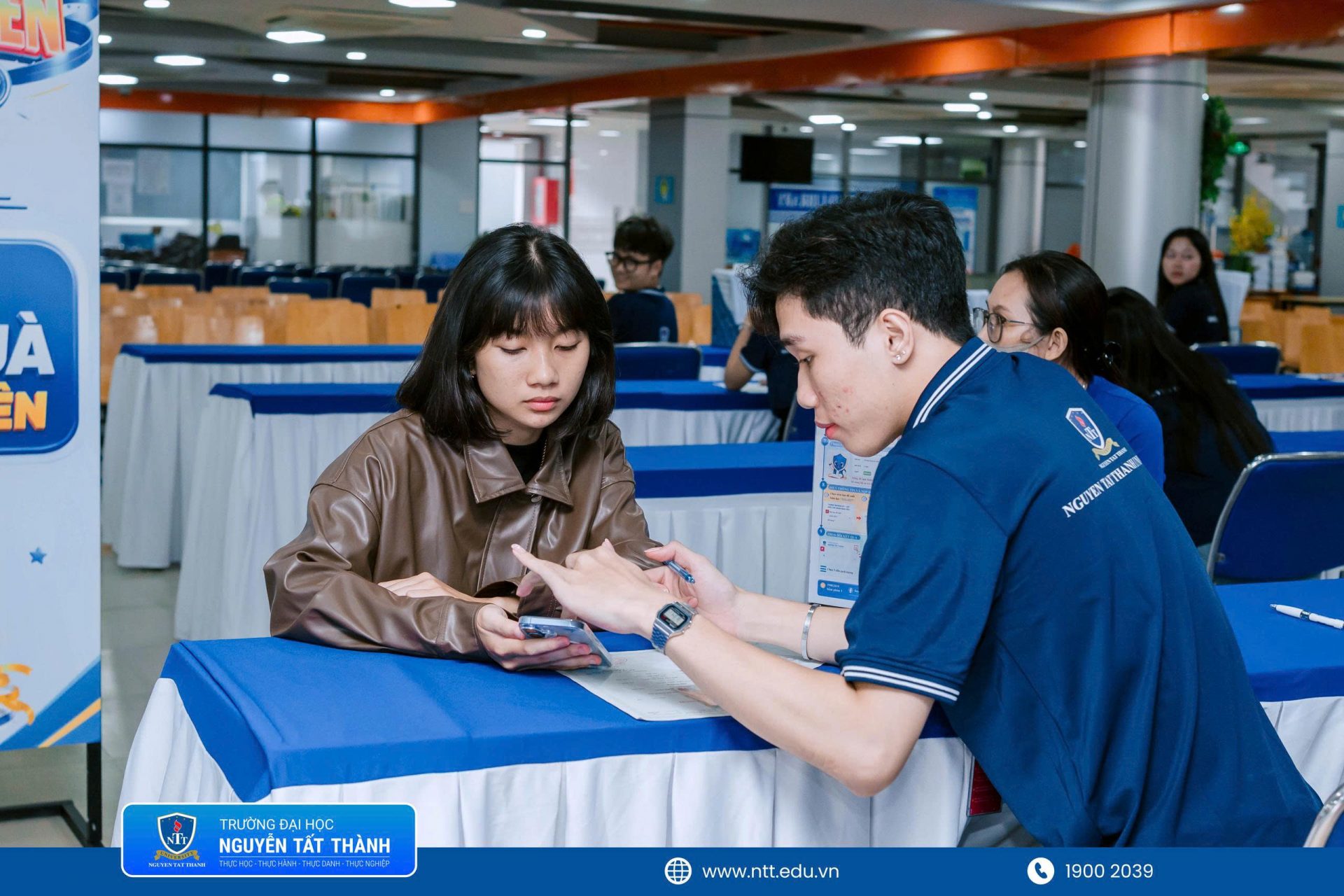Đội ngũ NTTU túc trực hỗ trợ thí sinh và phụ huynh từ thông tin ký túc xá, nhà trọ đến các vấn đề liên quan đến hồ sơ, thủ tục và quá trình nhập học.