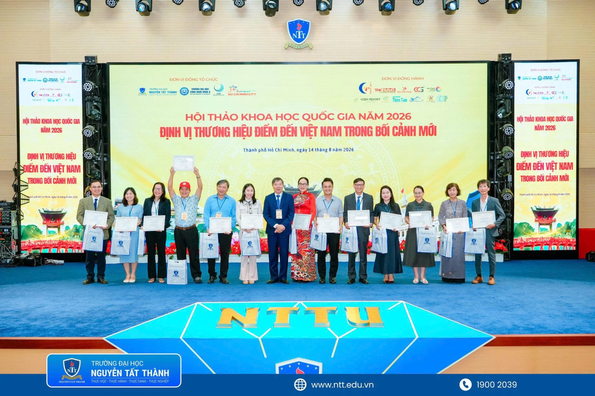 Ban Tổ chức trao Thư cảm ơn và Giấy chứng nhận, ghi nhận sự đồng hành cùng những đóng góp chuyên môn của Đoàn Chủ tọa và các tác giả, nhóm tác giả tại Hội thảo.