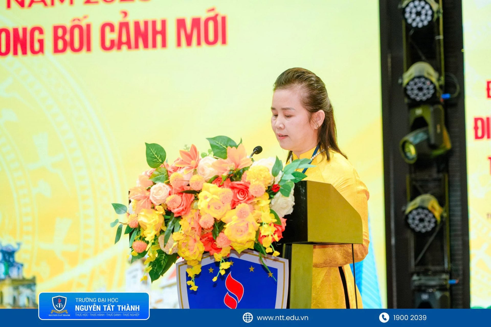 TS Phan Thị Ngàn - Trưởng khoa Du lịch, Trường Đại học Nguyễn Tất Thành báo cáo tổng kết