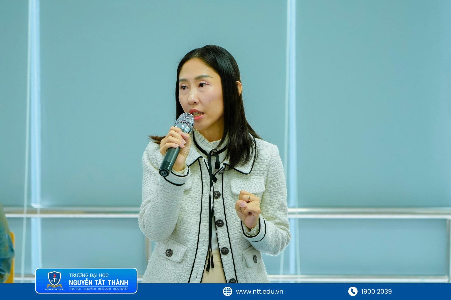 Các chuyên gia, nhà khoa học trình bày nhiều tham luận, chia sẻ các góc nhìn đa chiều về định vị, quản trị và phát triển thương hiệu điểm đến Việt Nam trong bối cảnh mới
