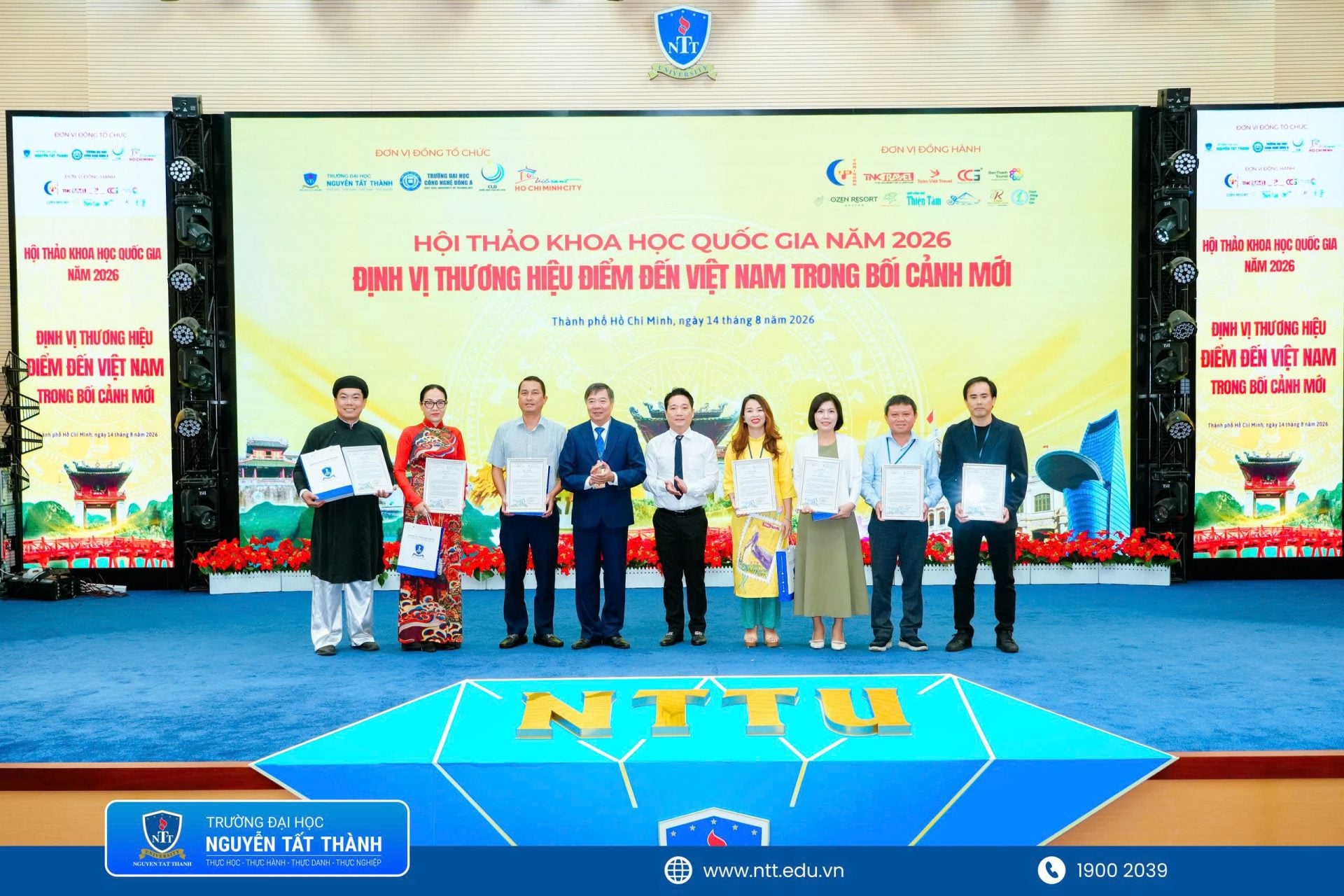 Ban Tổ chức trao Thư cảm ơn và Giấy chứng nhận, ghi nhận sự đồng hành cùng những đóng góp chuyên môn của Đoàn Chủ tọa và các tác giả, nhóm tác giả tại Hội thảo.