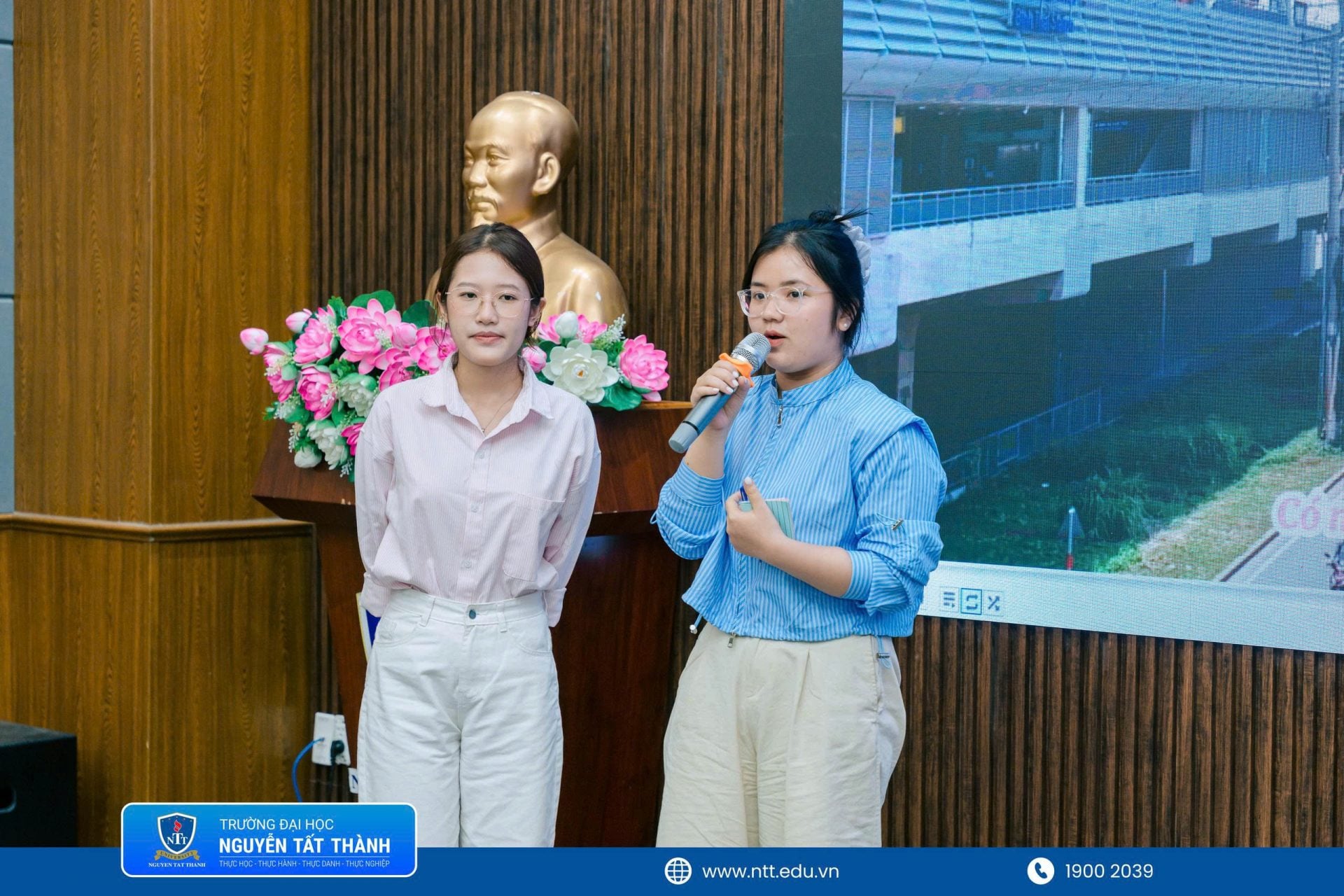 Các đội lần lượt trình bày dự án, giới thiệu cách xây dựng storytelling và trực tiếp bảo vệ ý tưởng trước Ban Giám khảo
