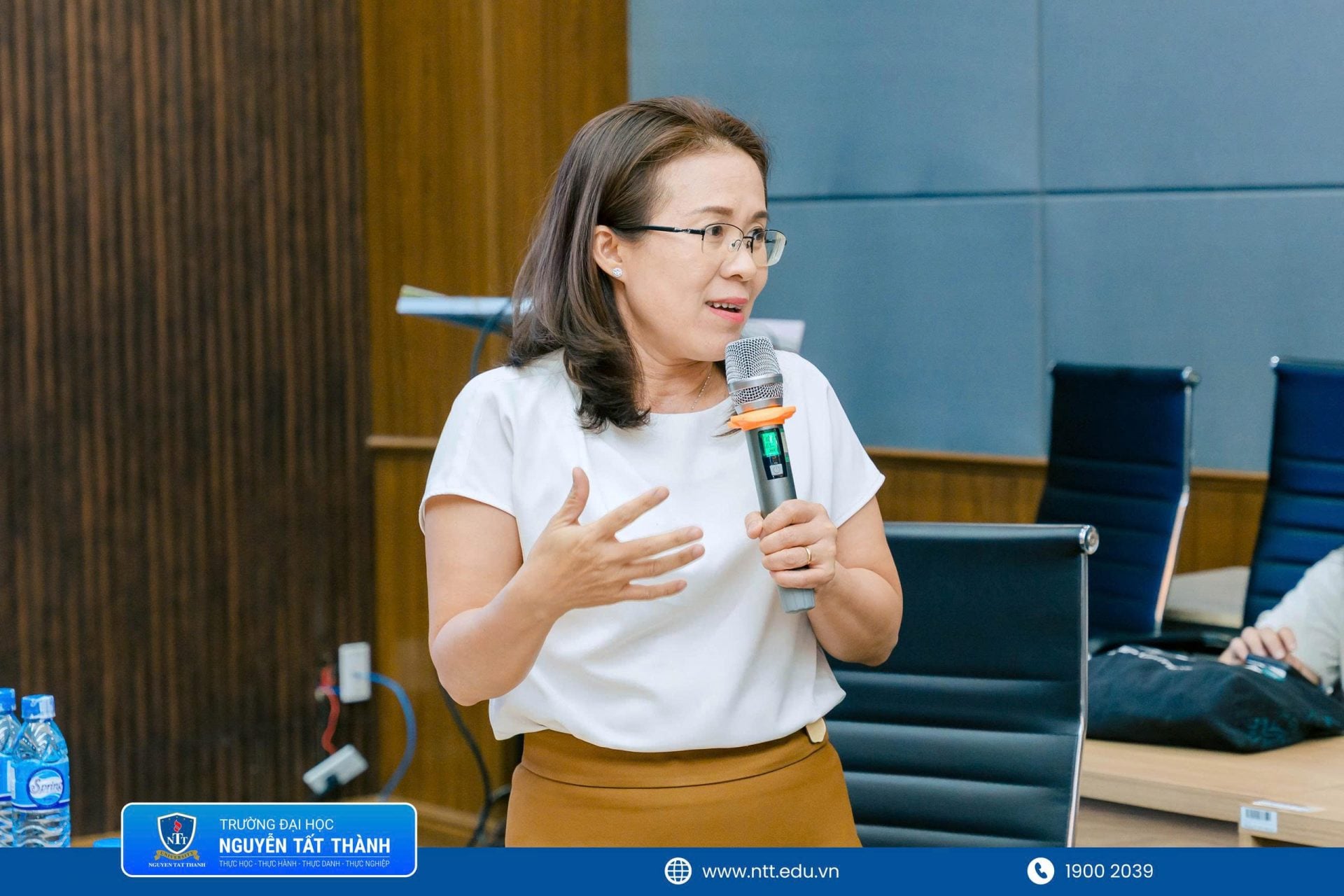 ThS. Phạm Thị Quỳnh Ny và ThS. Bùi Nguyễn Bảo Duyên tham gia đánh giá, đặt câu hỏi và chia sẻ góc nhìn thực tiễn cùng các đội thi tại vòng chung kết.