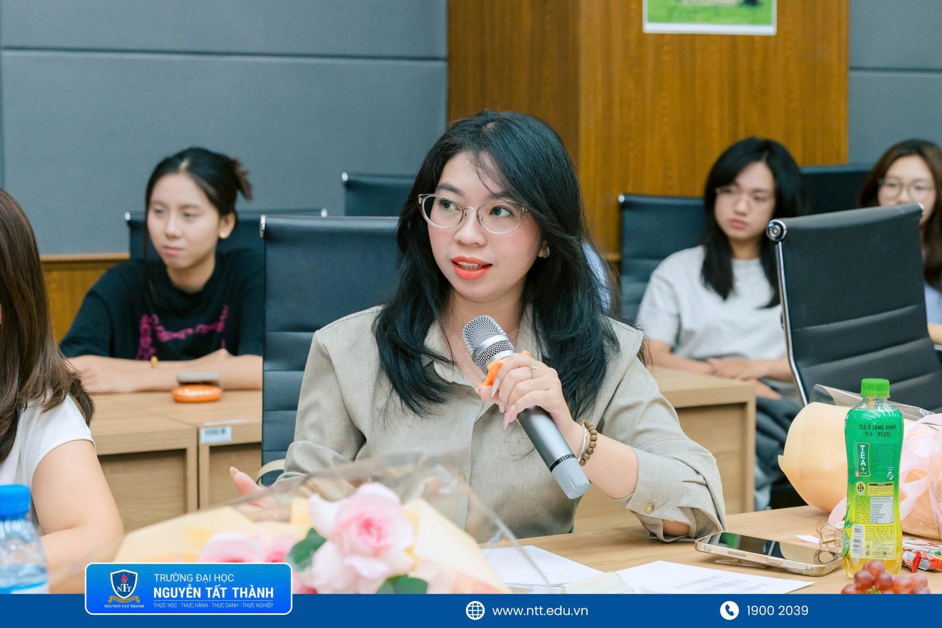 ThS. Phạm Thị Quỳnh Ny và ThS. Bùi Nguyễn Bảo Duyên tham gia đánh giá, đặt câu hỏi và chia sẻ góc nhìn thực tiễn cùng các đội thi tại vòng chung kết.
