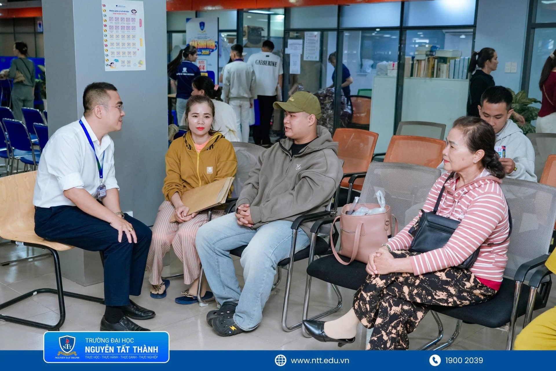 ThS. Trương Quang Trị – Phó Trưởng phòng Công tác Sinh viên NTTU – đồng hành cùng Nhật Huy và Gia Huy trong ngày nhập học, gửi gắm kỳ vọng hai em sẽ chủ động học tập, rèn luyện và tận dụng tốt những trải nghiệm tại trường